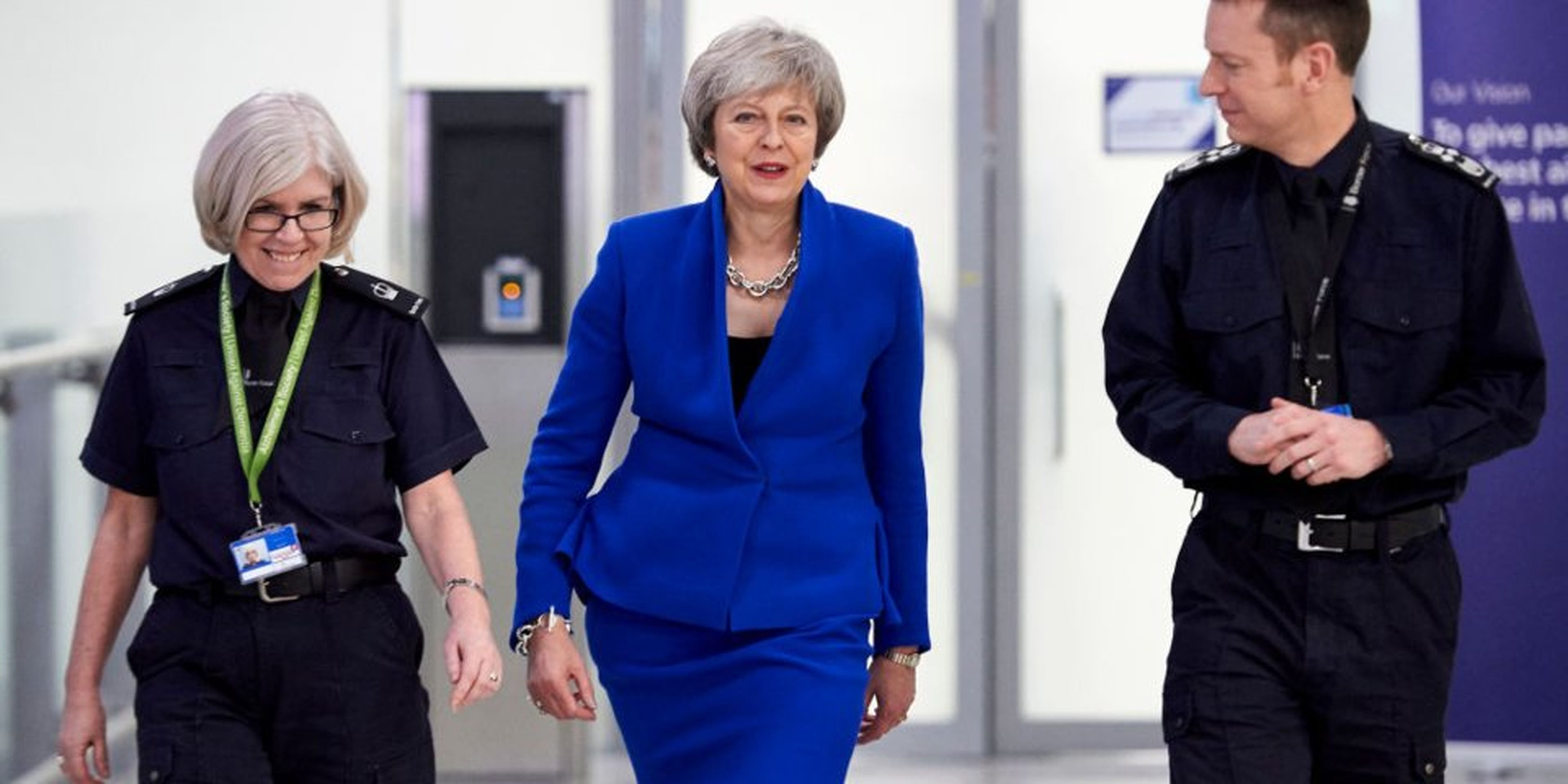 Theresa May en un encuentro con trabajadores de la Fuerza Fronteriza.