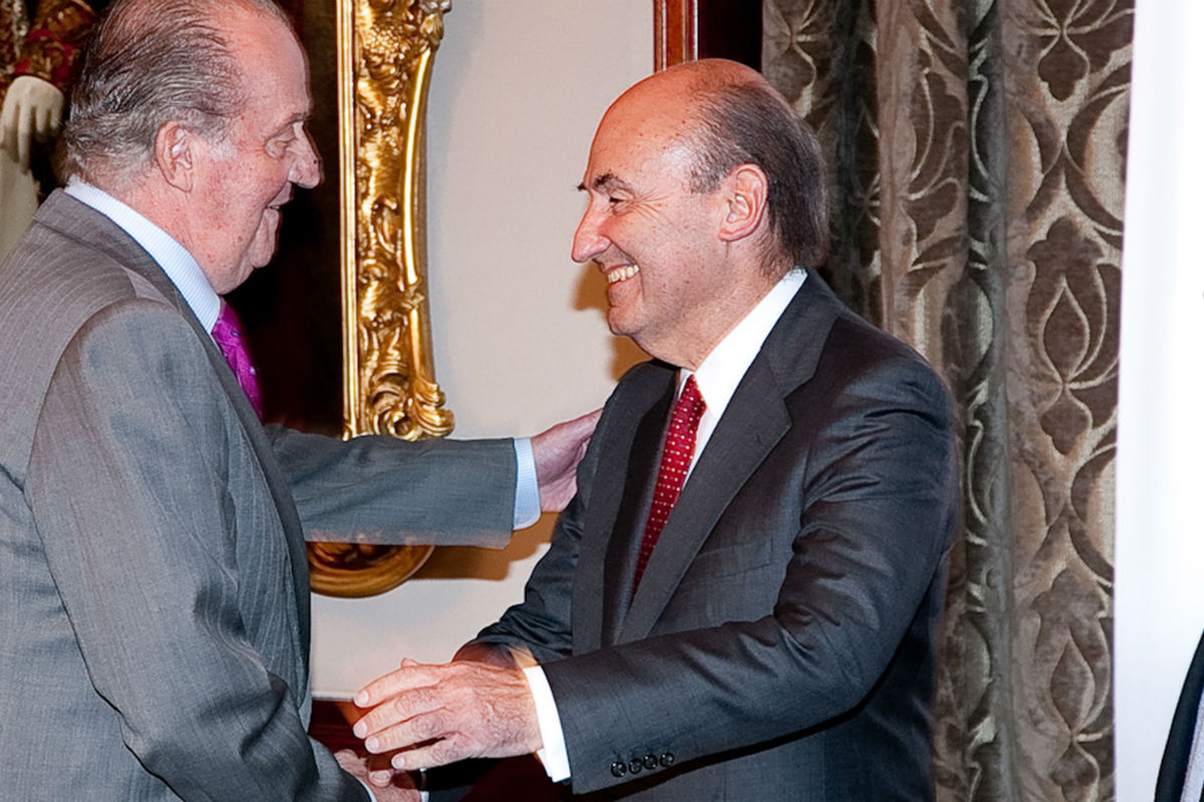 Miquel Roca, líder de CiU en el Congreso en 1995, saluda al Rey emérito, Juan Carlos de Borbón.