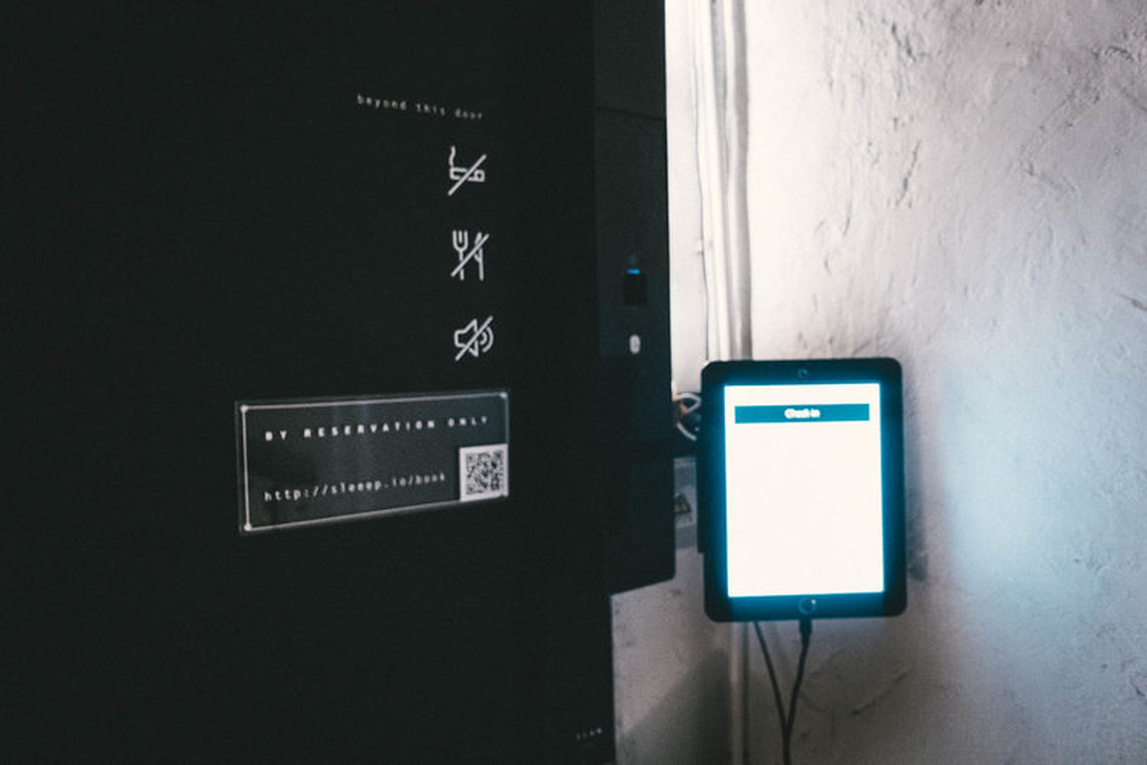 Panel táctil para acceder al hotel cápsula SLEEEP en Hong Kong