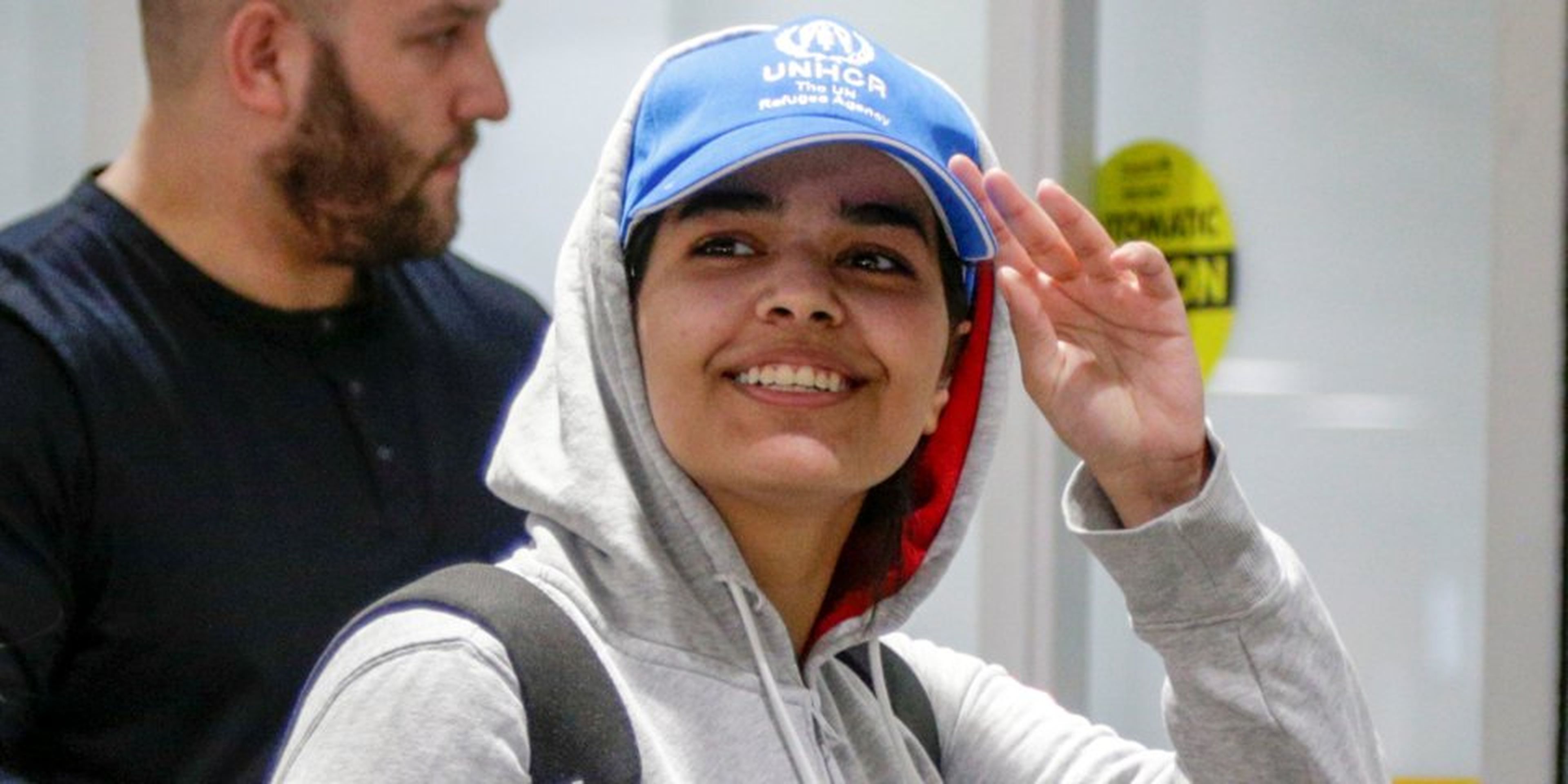 Rahaf al-Qunun llegando al aeropuerto de Toronto el 11 de enero tras escapar de Arabia Saudí.