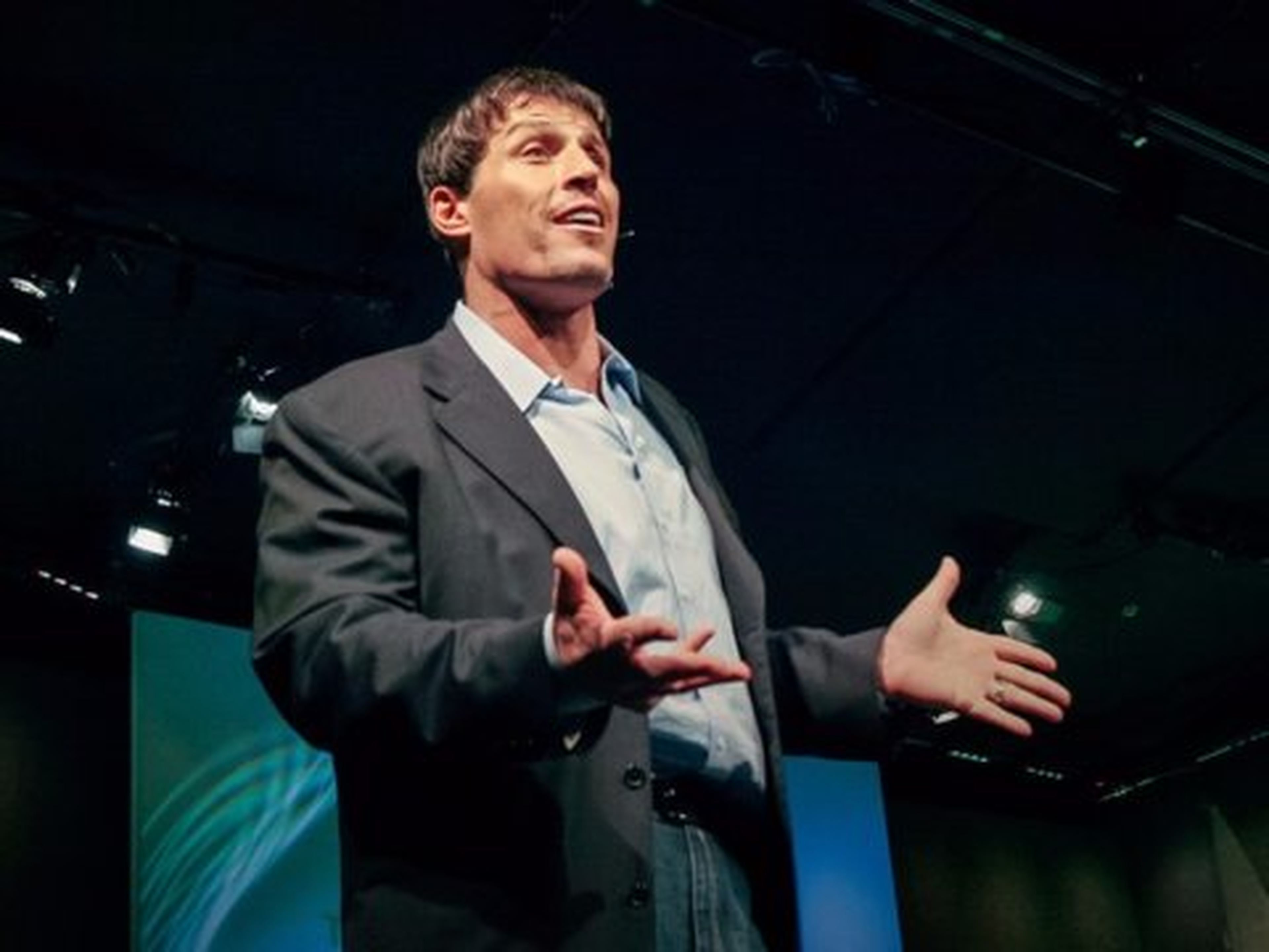 El coach Tony Robbins da una TED Talk
