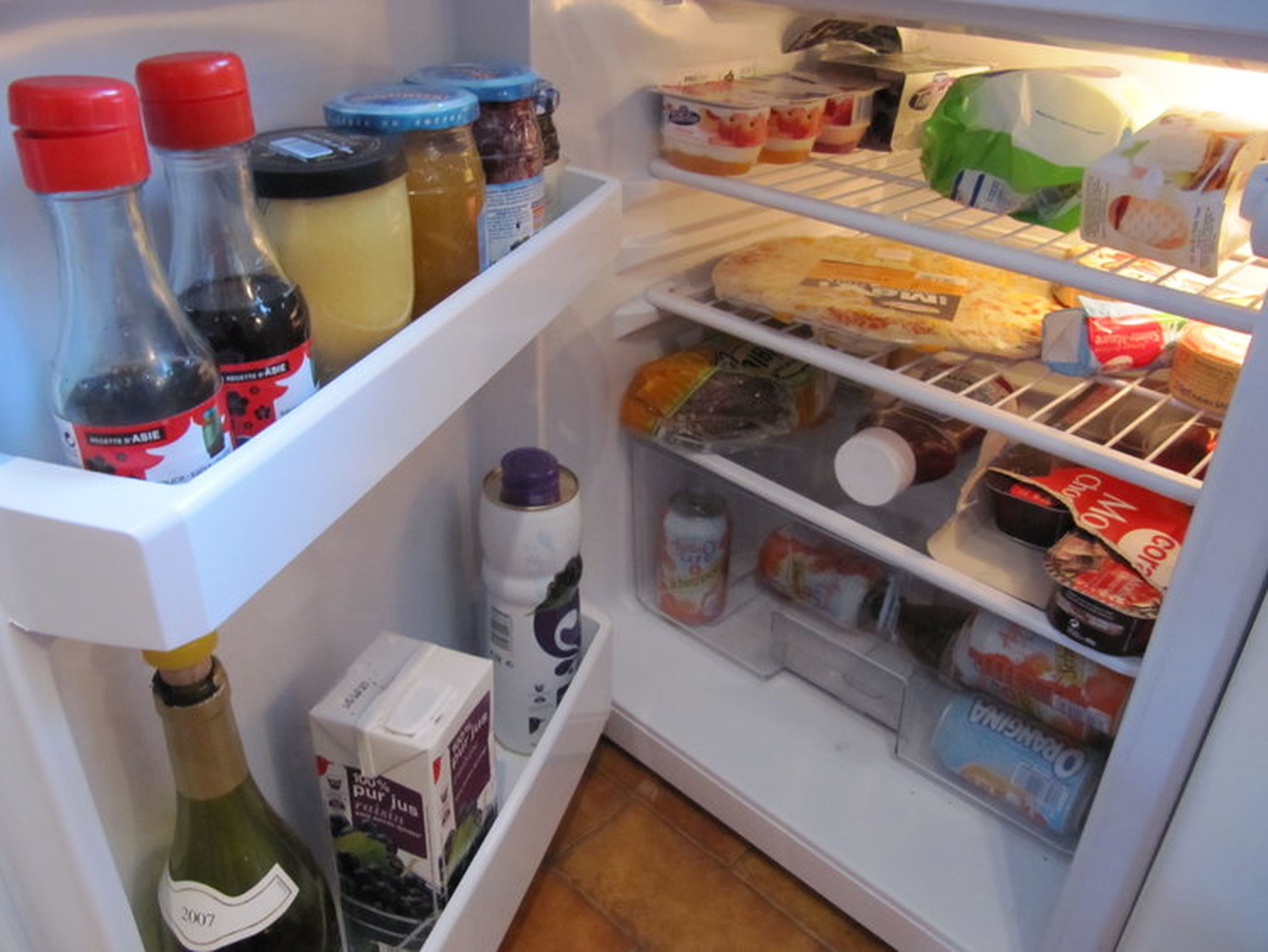 Почему в домашние холодильники рекомендуют помещать. Сок в холодильнике. Кладовая с холодильником. Полка для холодильника. Организация пространства в холодильнике.