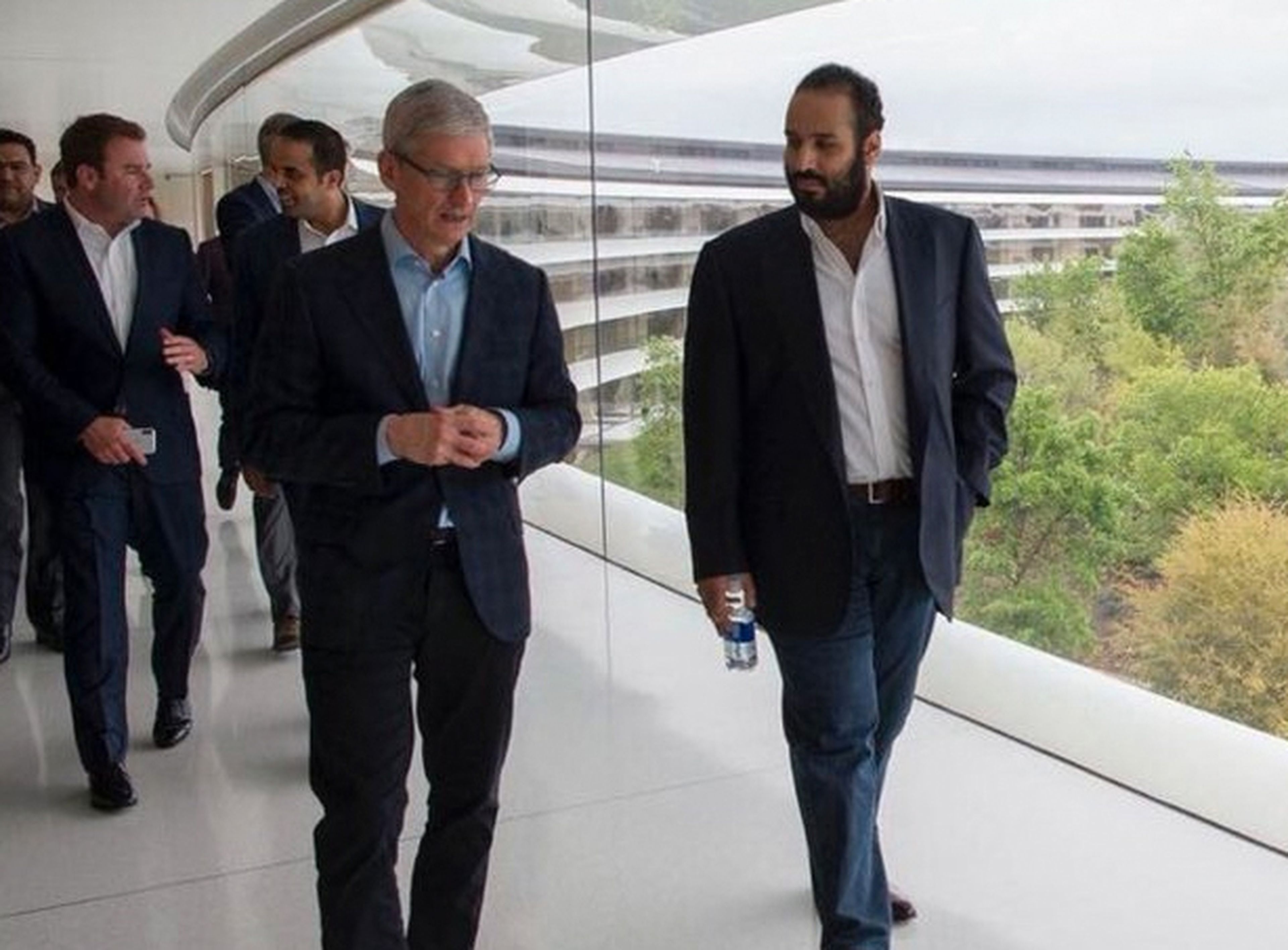 El CEO de Apple, Tim Cook, y Bin Salman, el Príncipe heredero de Arabia Saudí.