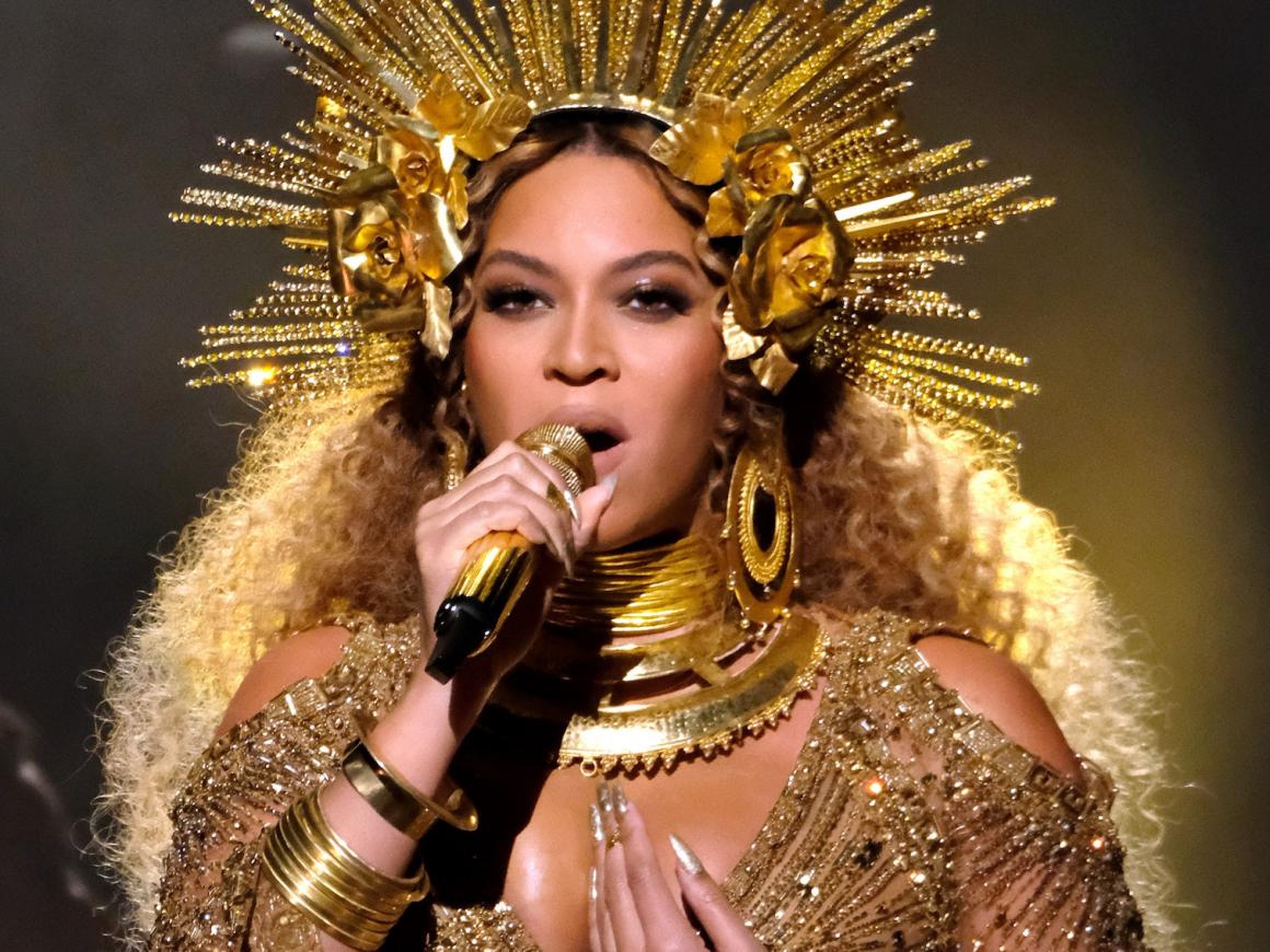 Beyoncé actuando en los Grammy con un vestido de Peter Dundas.