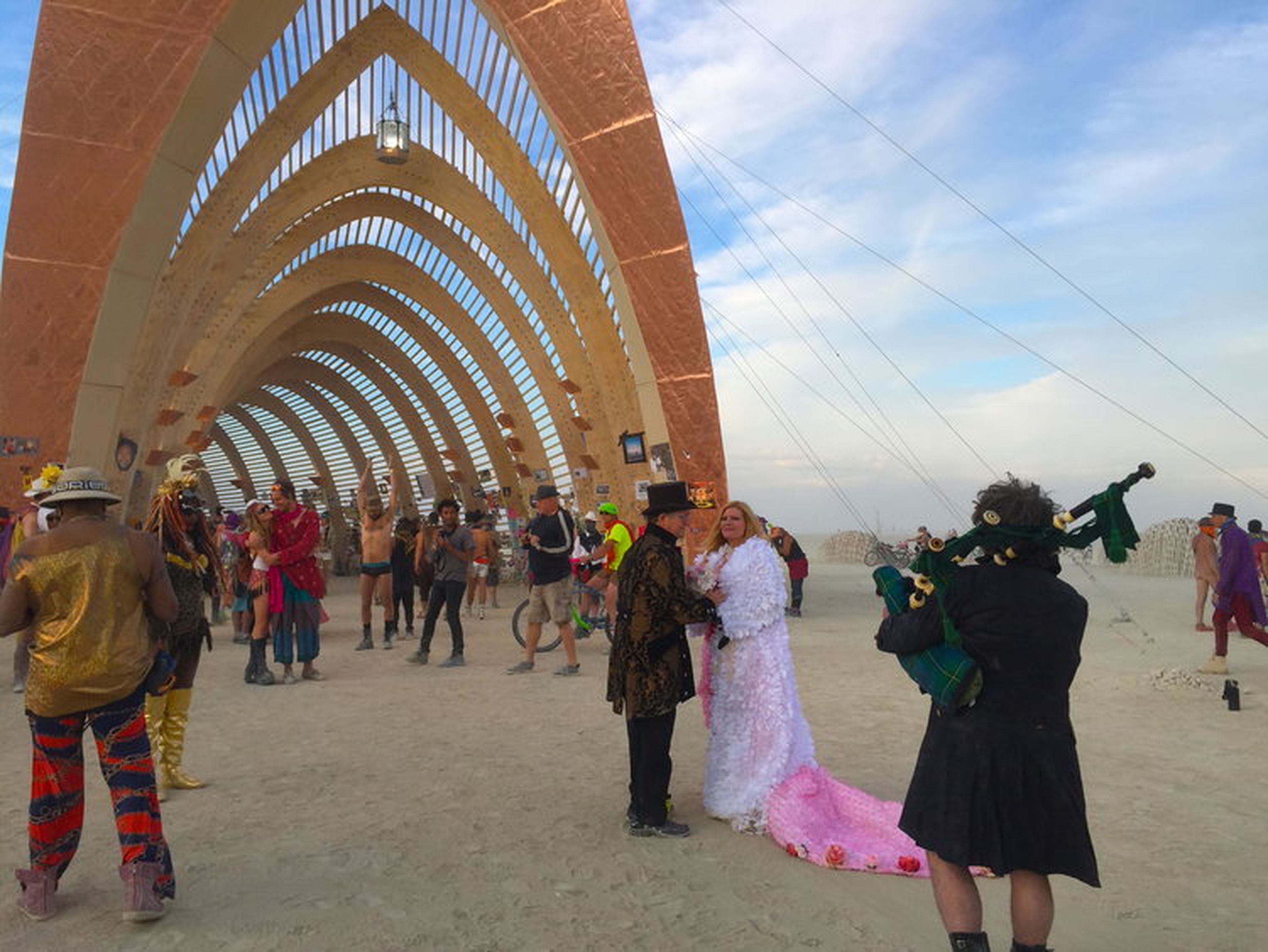 Una pareja casándose en Burning Man 2015.
