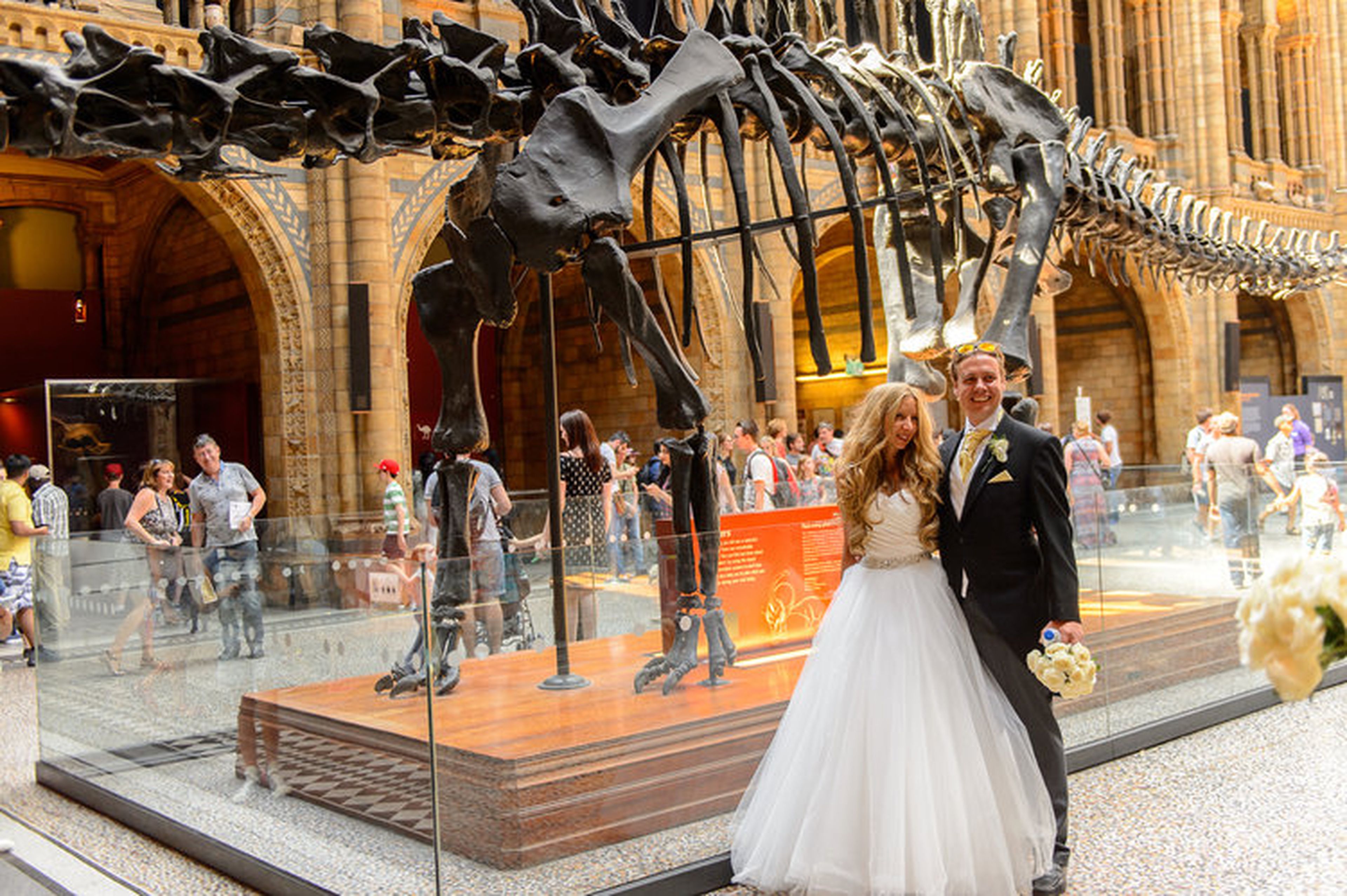 Recién casados posan en el Museo Natural de Historia en Londres, Reino Unido, 2016.
