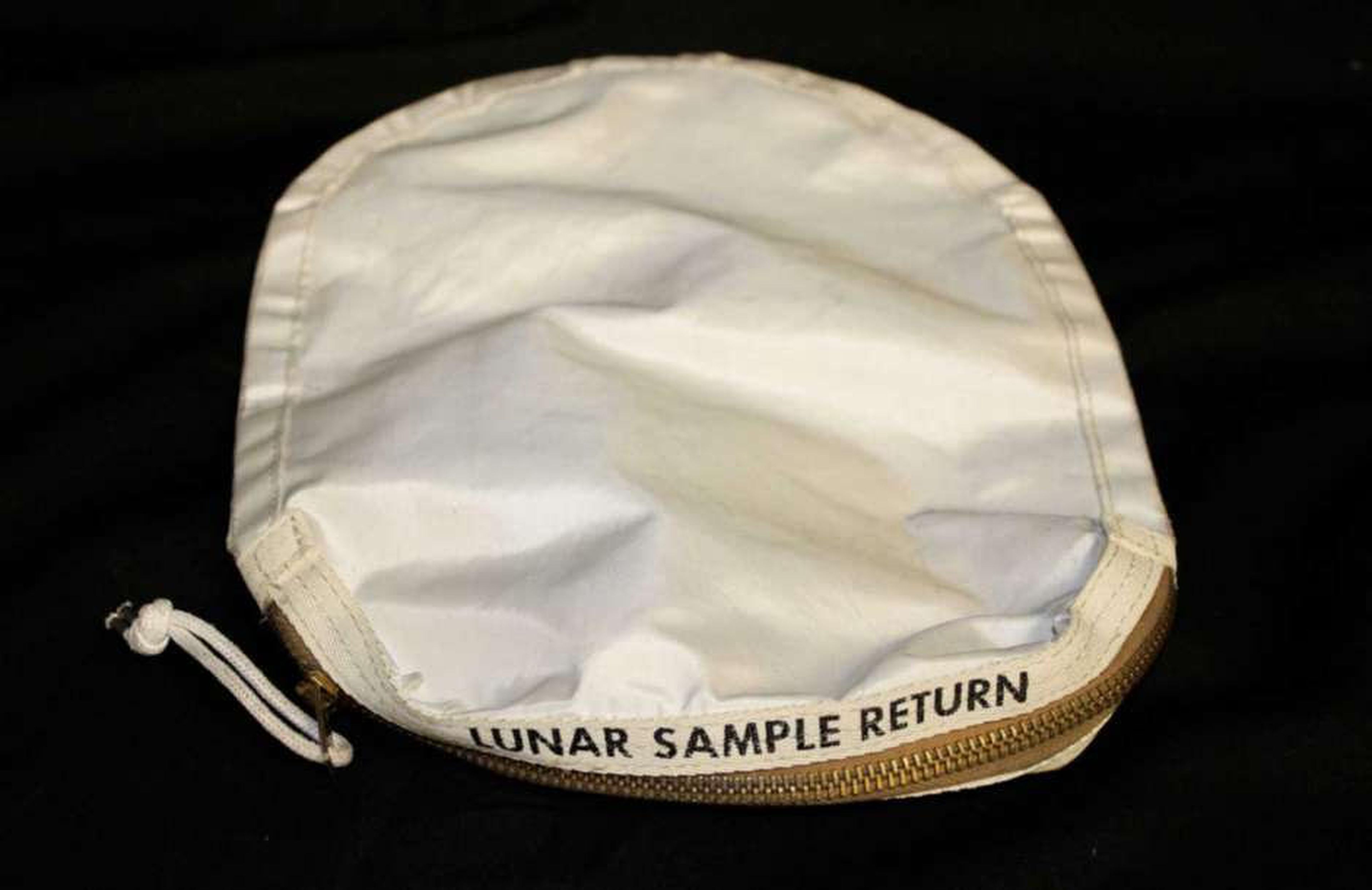 La bolsa de piedras lunares de la NASA, objeto de la demanda de Nancy Carlson, fue utilizada por Neil Armstrong en la misión Apolo 11