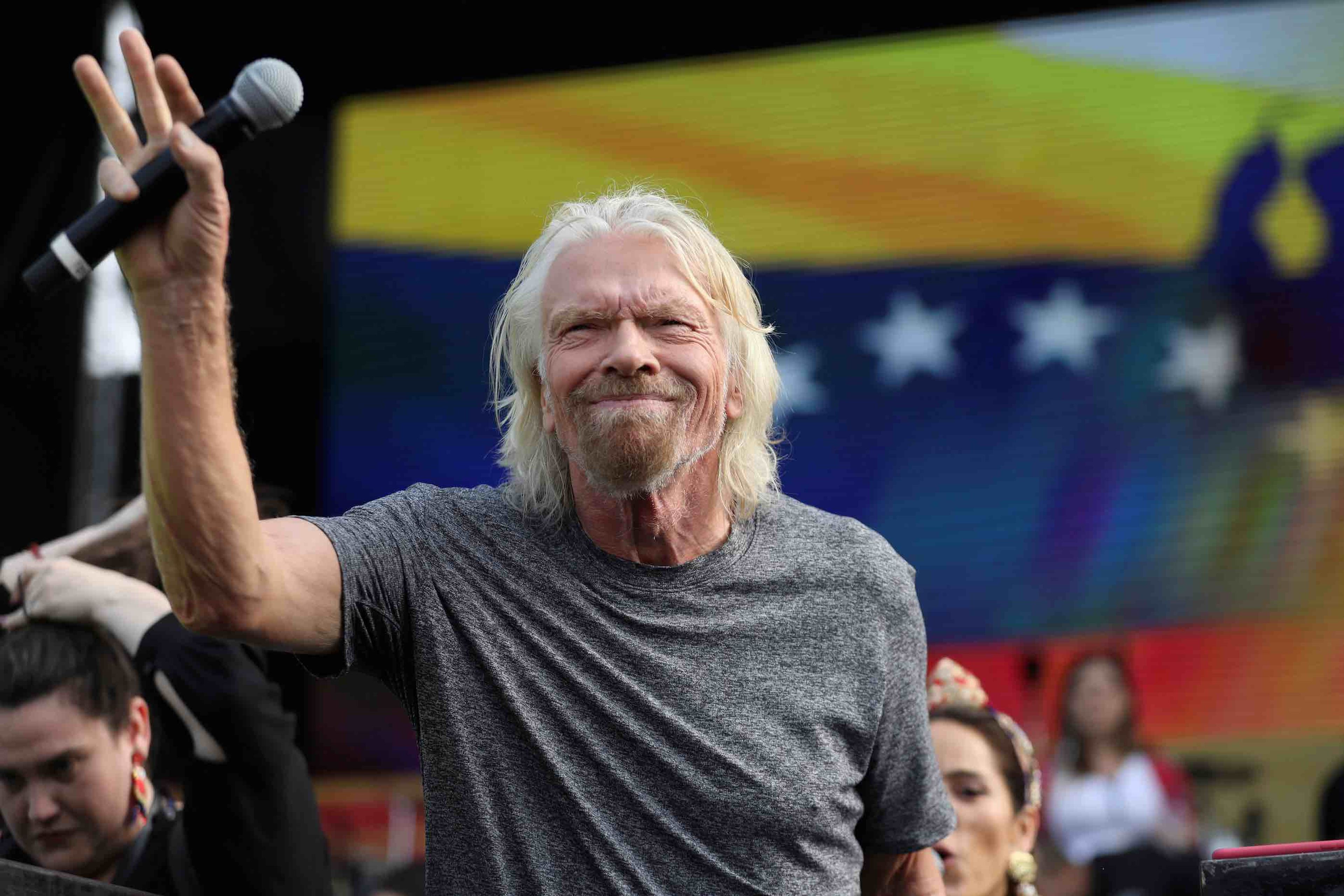 Richard Branson con bandera de Venezuela.
