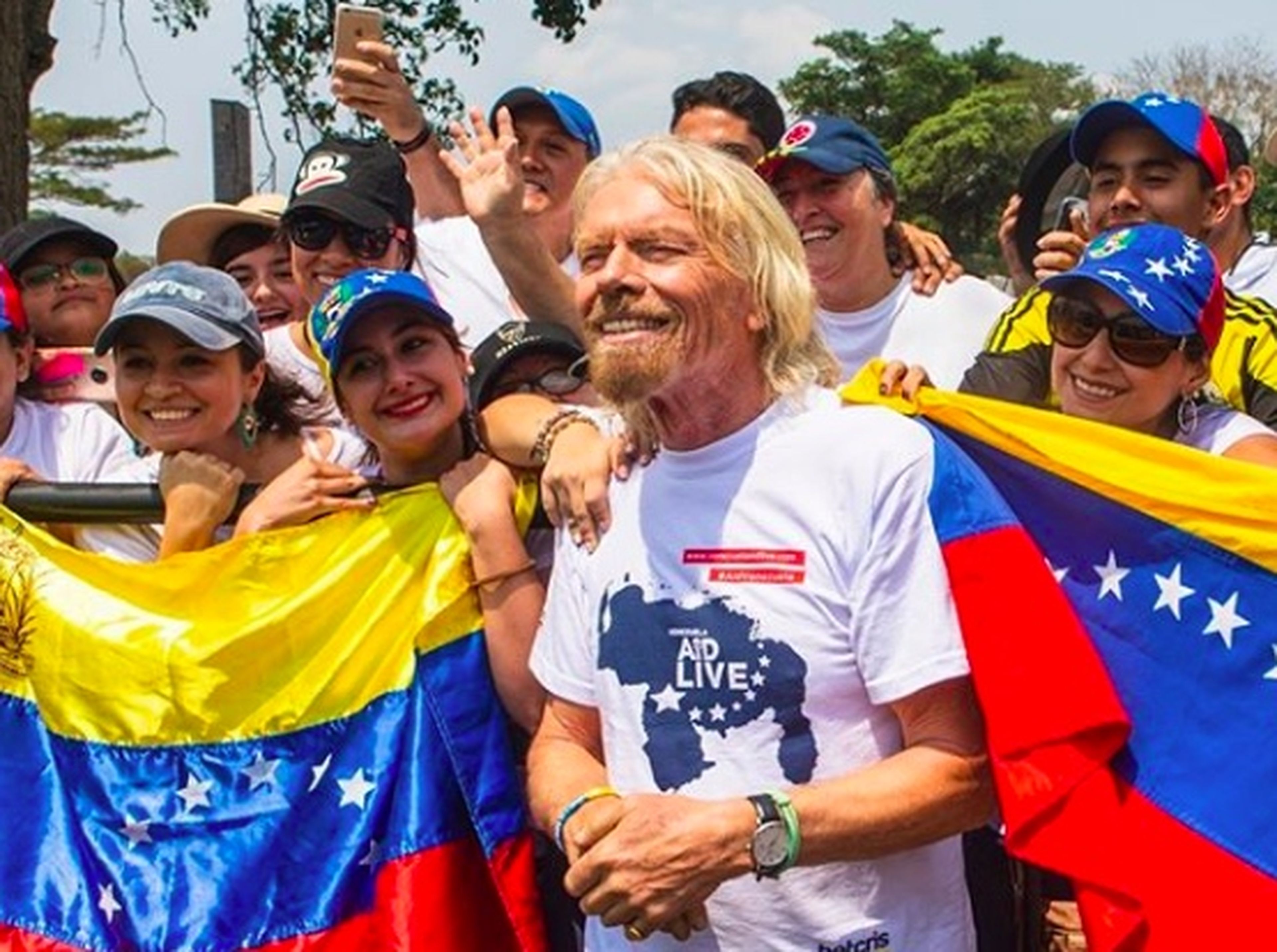 Richard Branson posando con venezolanos.