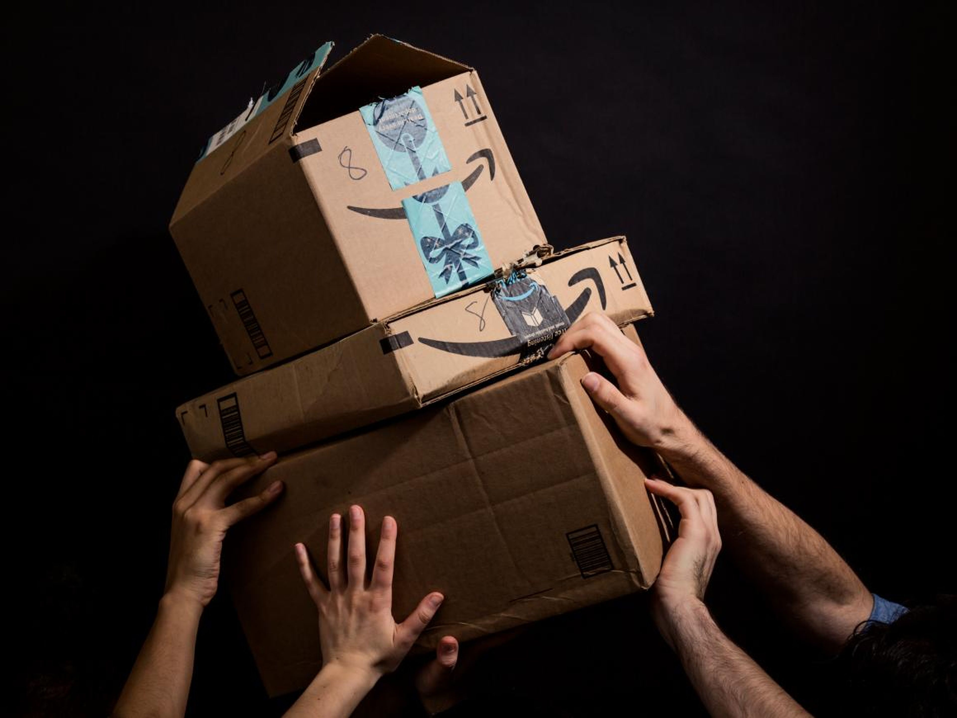 Business Insider habla con trabajadores de Amazon sobre cómo es trabajar durante el periodo de mayor demanda del año.