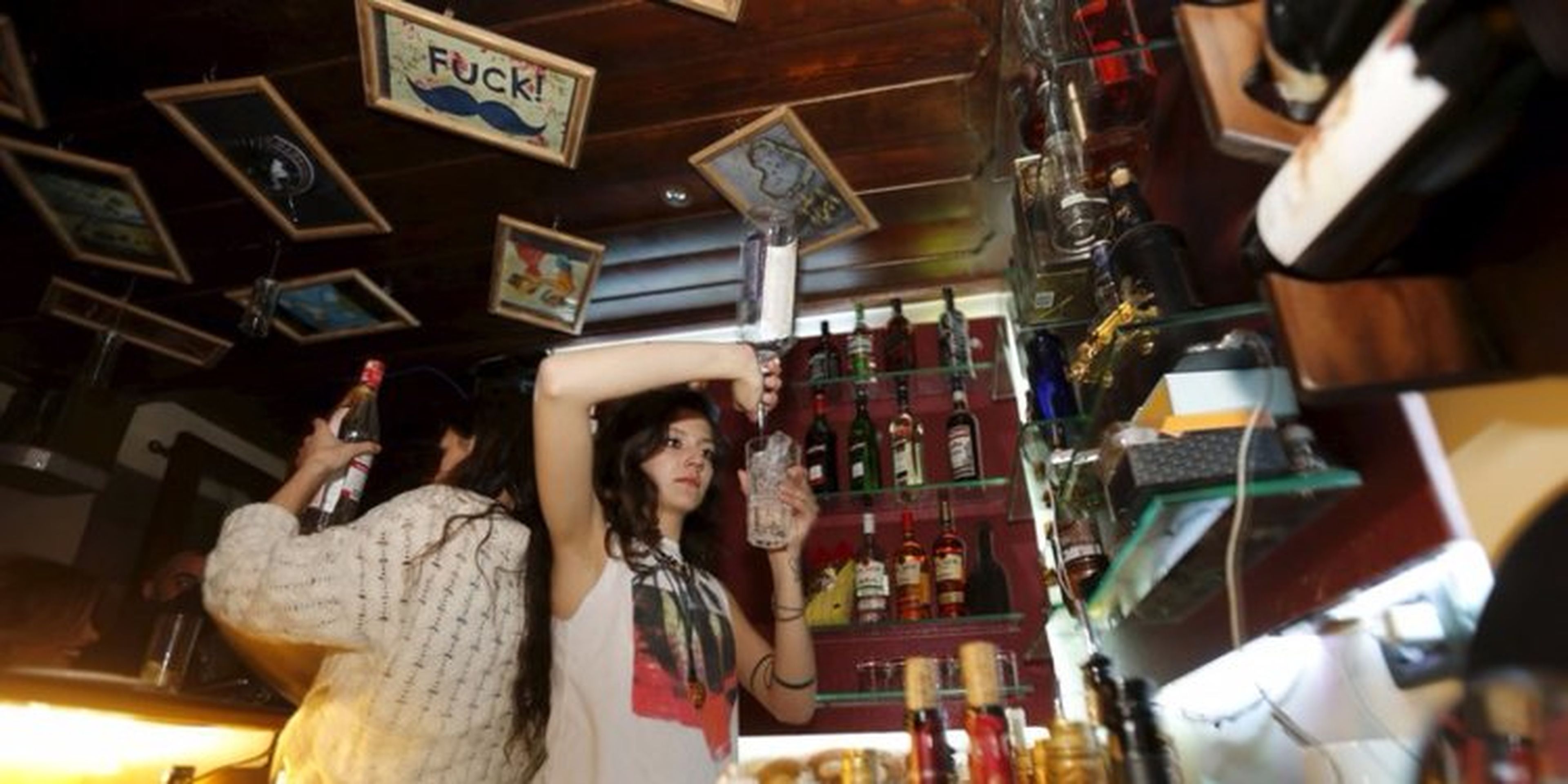 camareros sirviendo bebidas en un bar