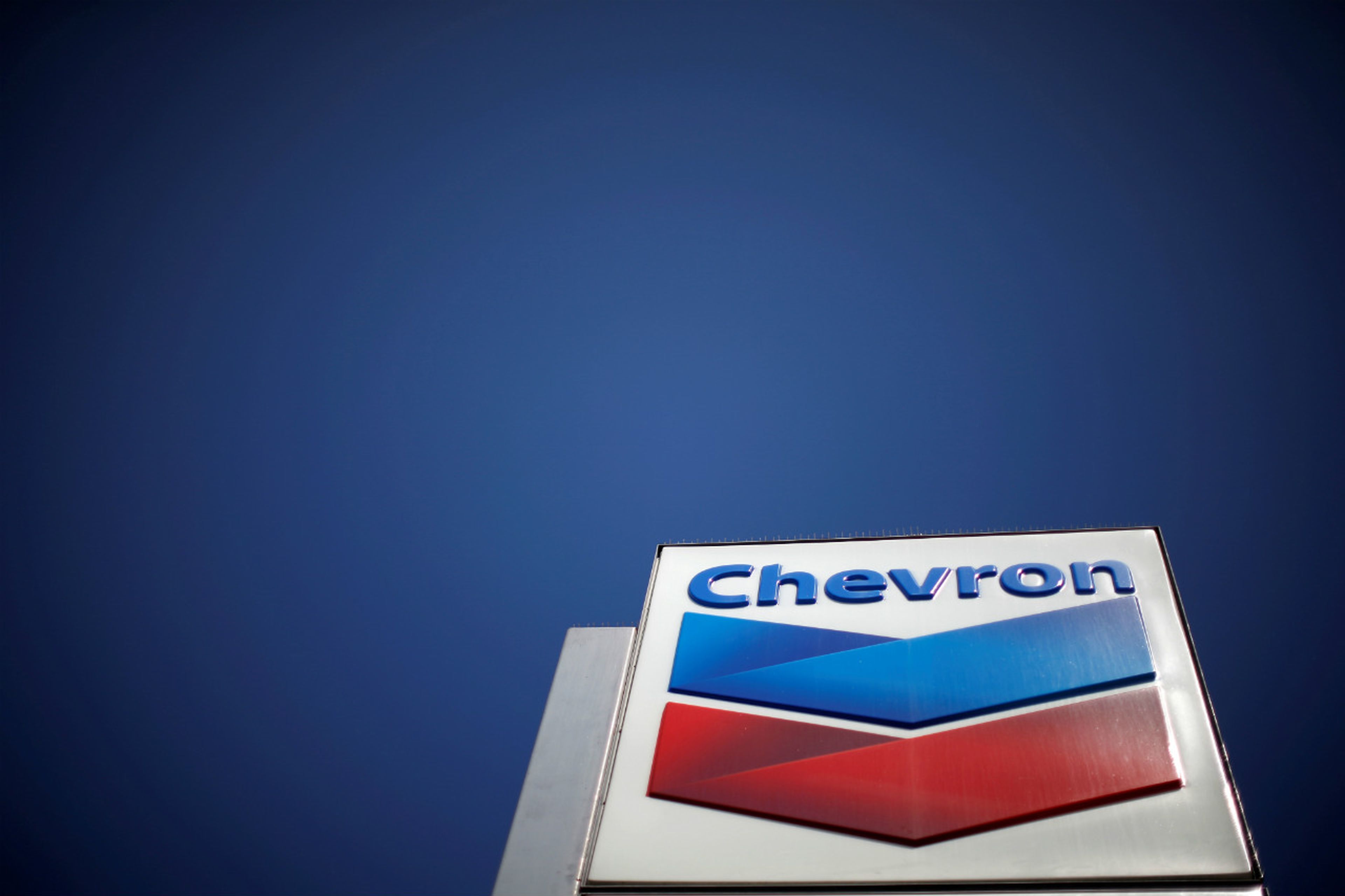 Logotipo de Chevron en una gasolinera