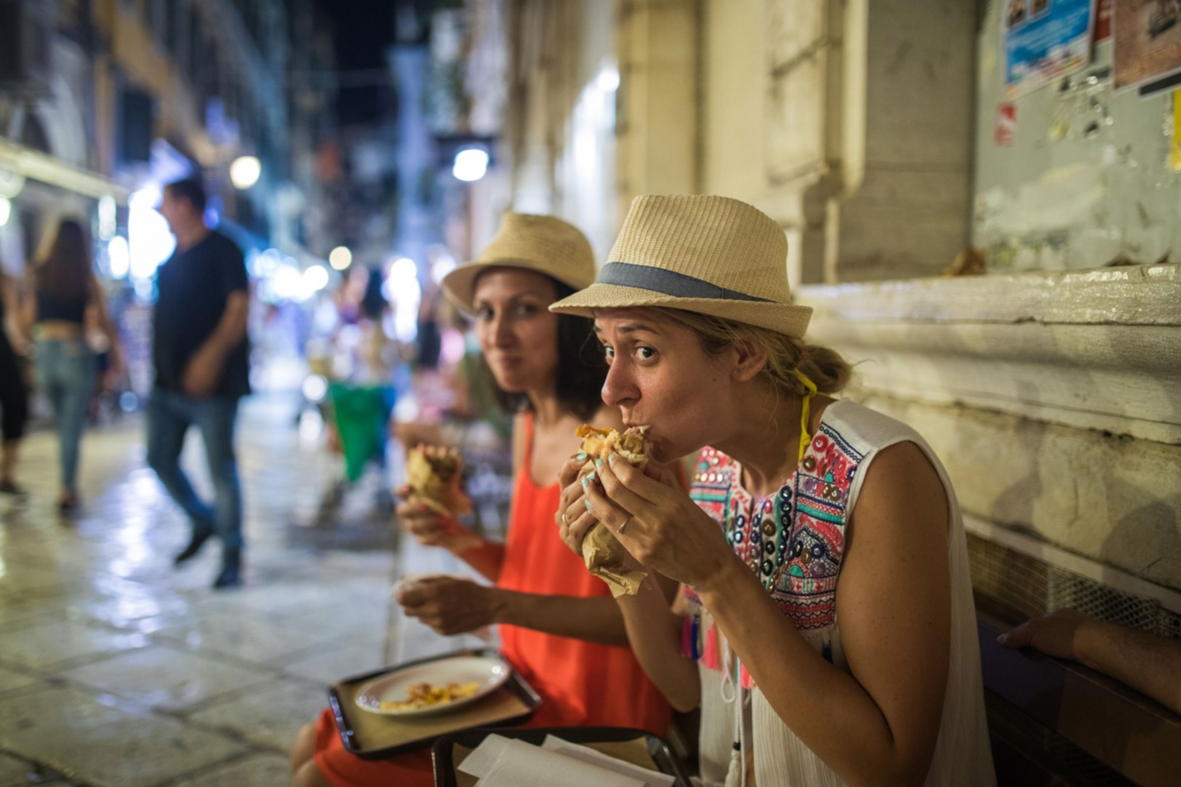 Chicas comiendo en la calle
