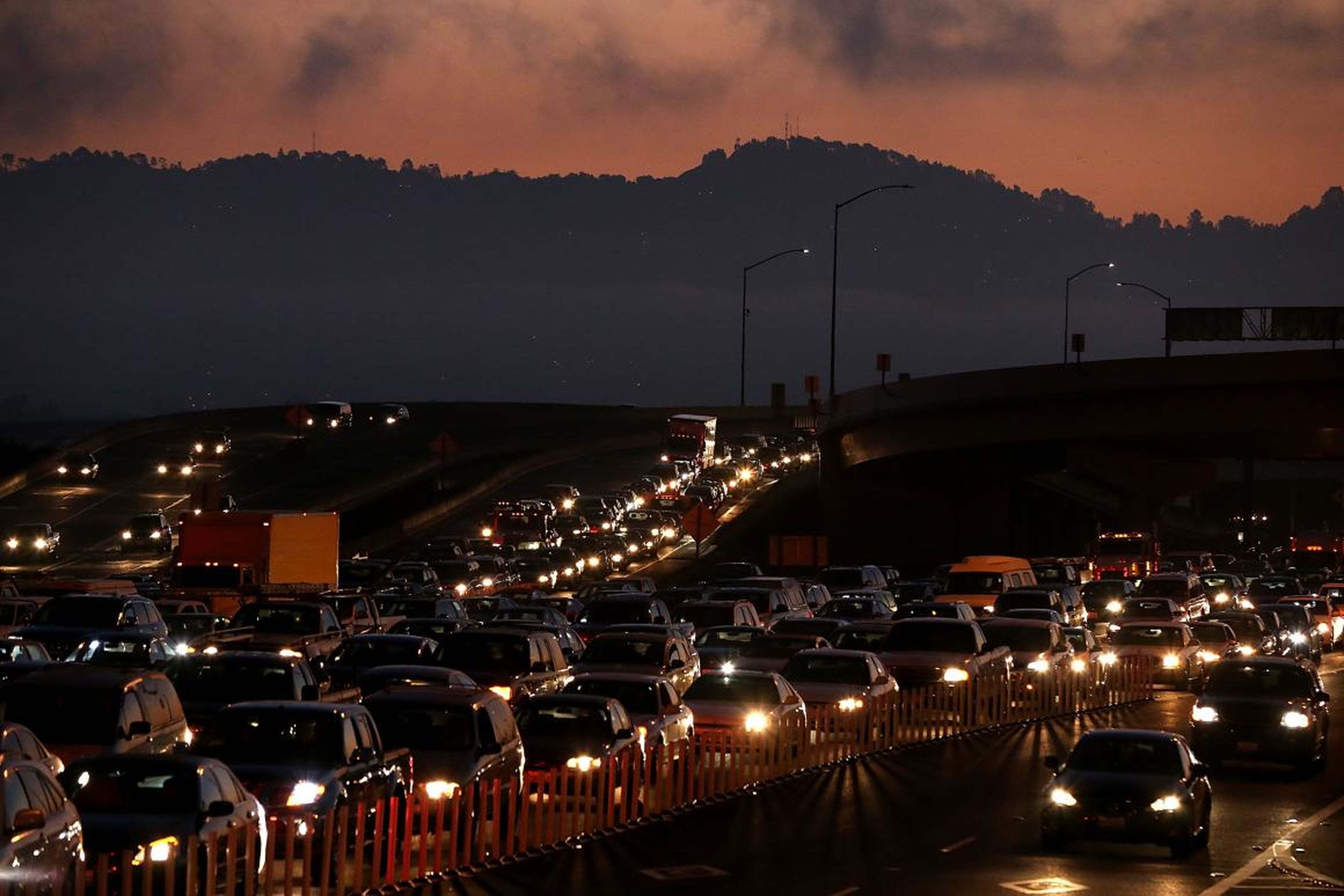 El tráfico se acumula en la zona de peaje de San Francisco-Oakland Bay Bridge cuando los pasajeros se dirigen a San Francisco.