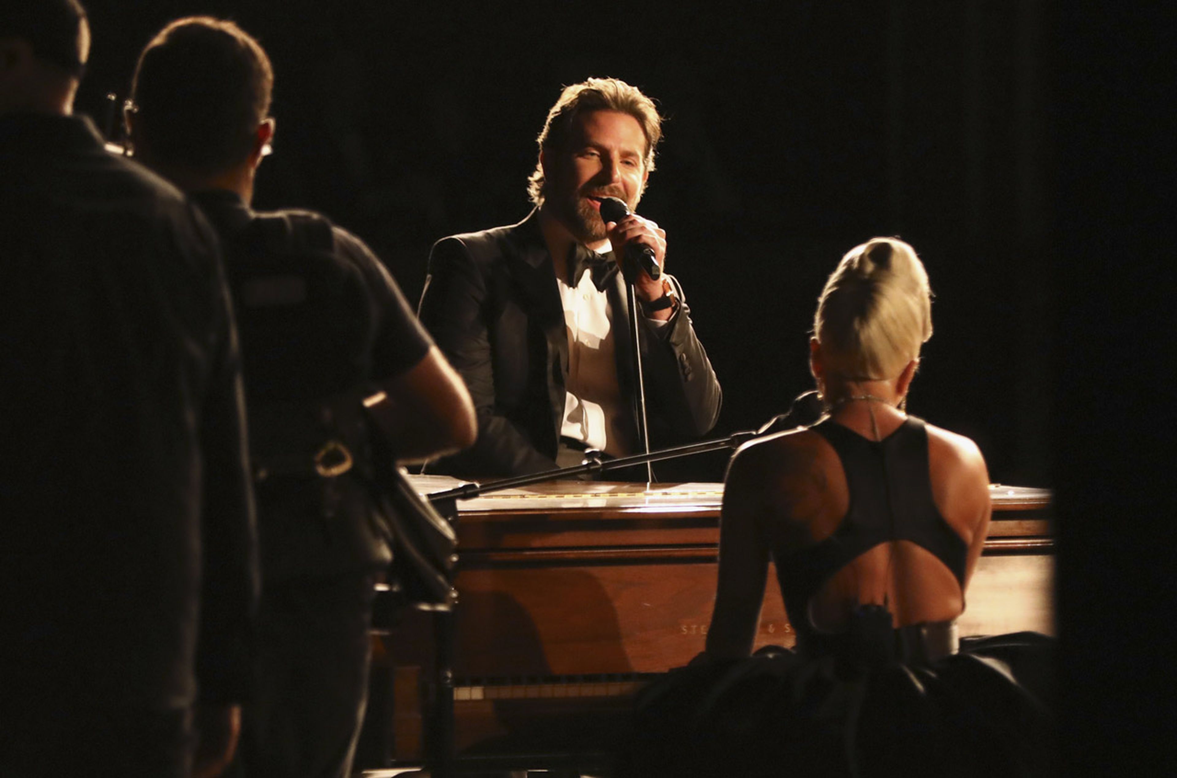 Bradley Cooper y Lady Gaga cantan en los Premios Oscar 2019.