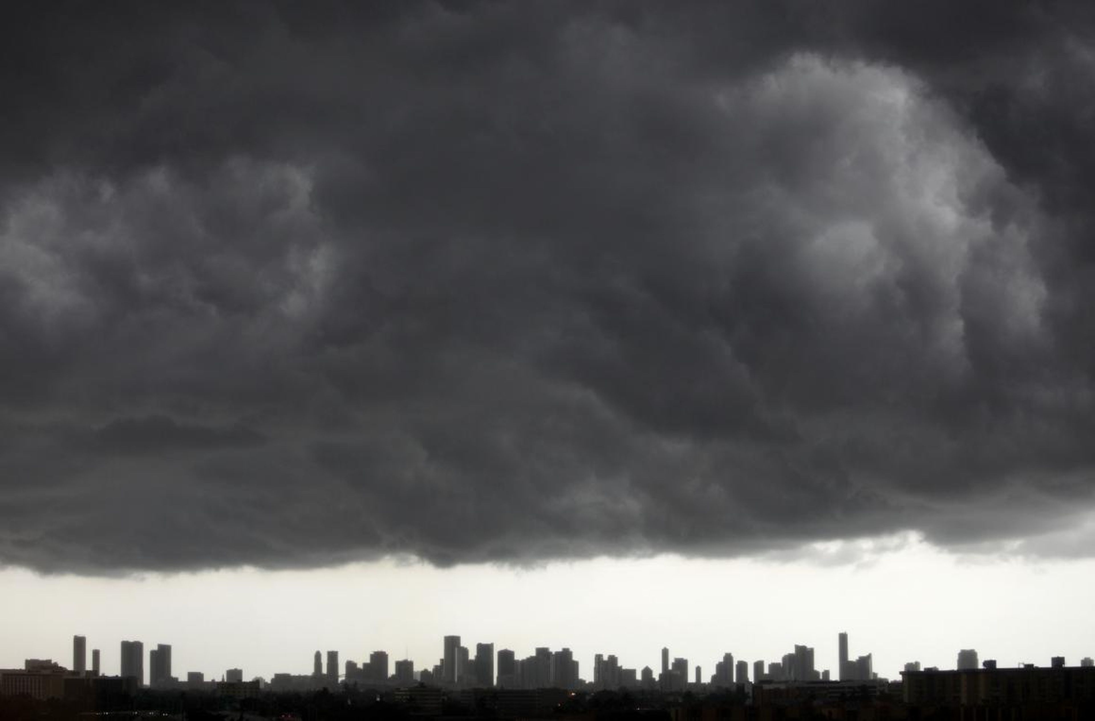 Nubes oscuras sobre el centro de Miami.