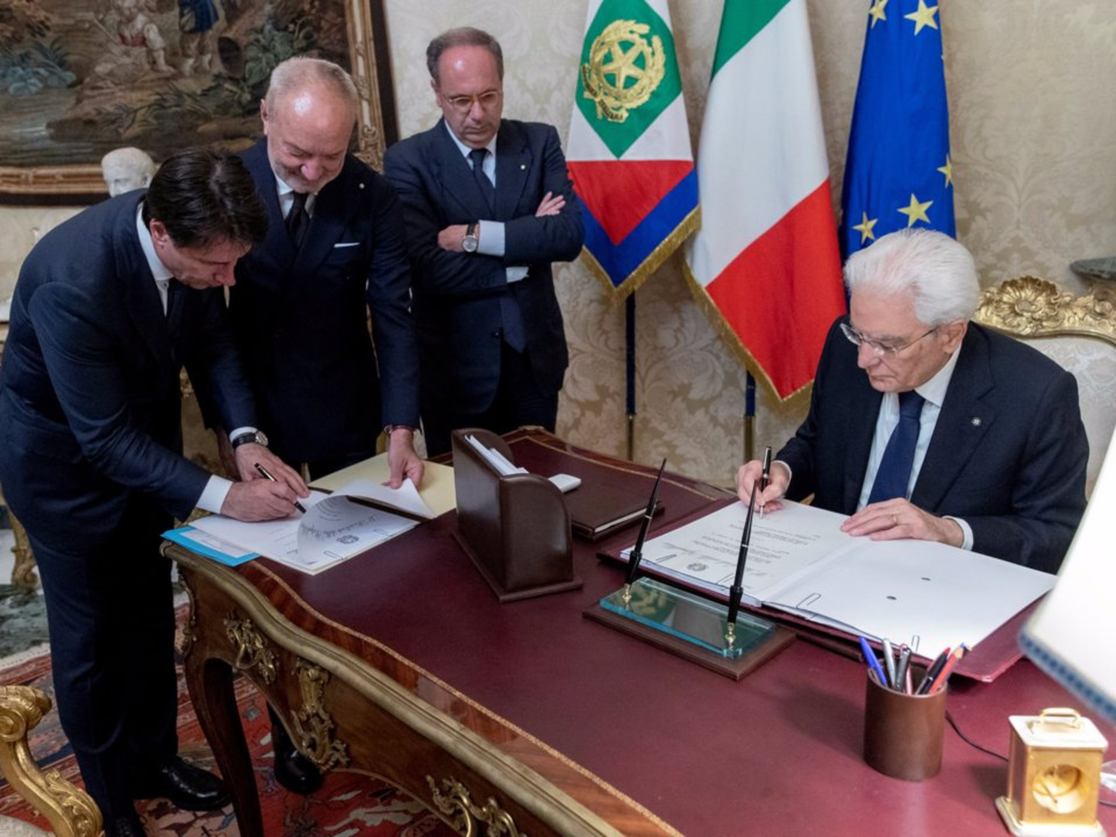 El primer ministro designado de Italia, Giuseppe Conte, y el presidente italiano Sergio Mattarella firman documentos en el Palacio del Quirinal en Roma, Italia, el 31 de mayo de 2018.