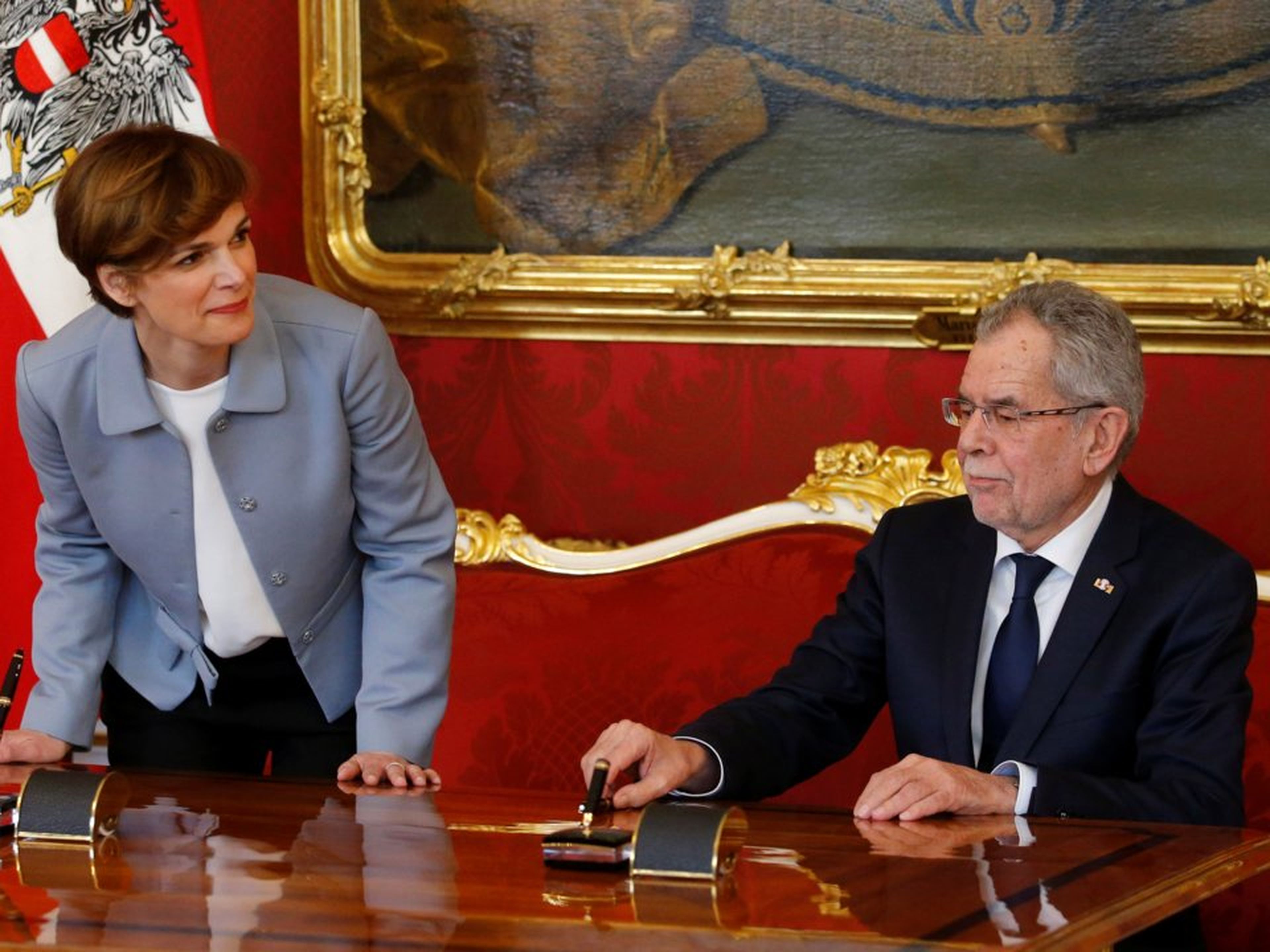 El presidente austriaco Alexander Van der Bellen toma juramento a la ministra de Sanidad, Pamela Rendi-Wagner, en marzo de 2017.