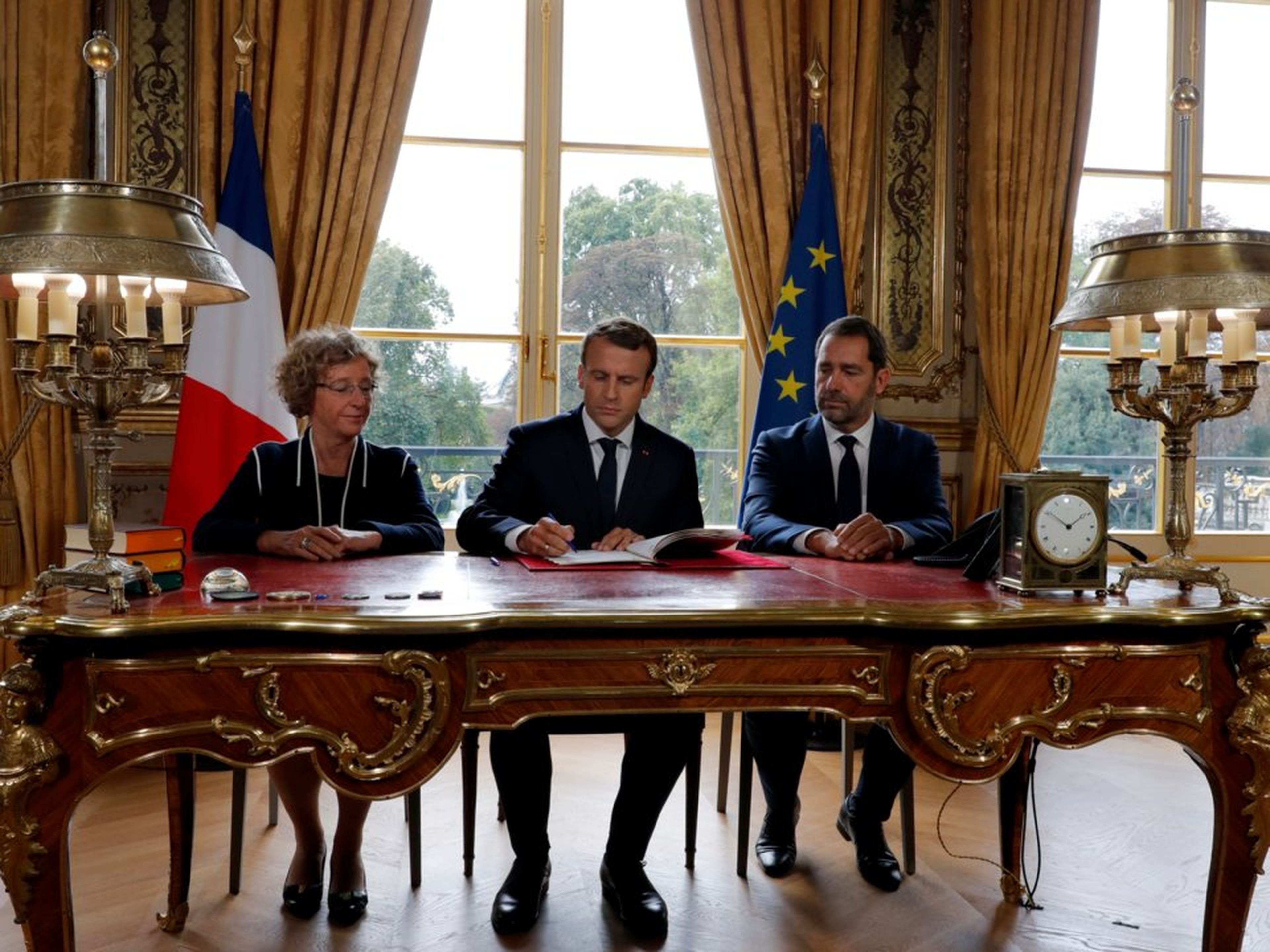 El presidente francés, Emmanuel Macron, en el Palacio del Elíseo en París junto a la ministra de Trabajo Muriel Penicaud y el portavoz del gobierno, Christophe Castaner, en 2017.
