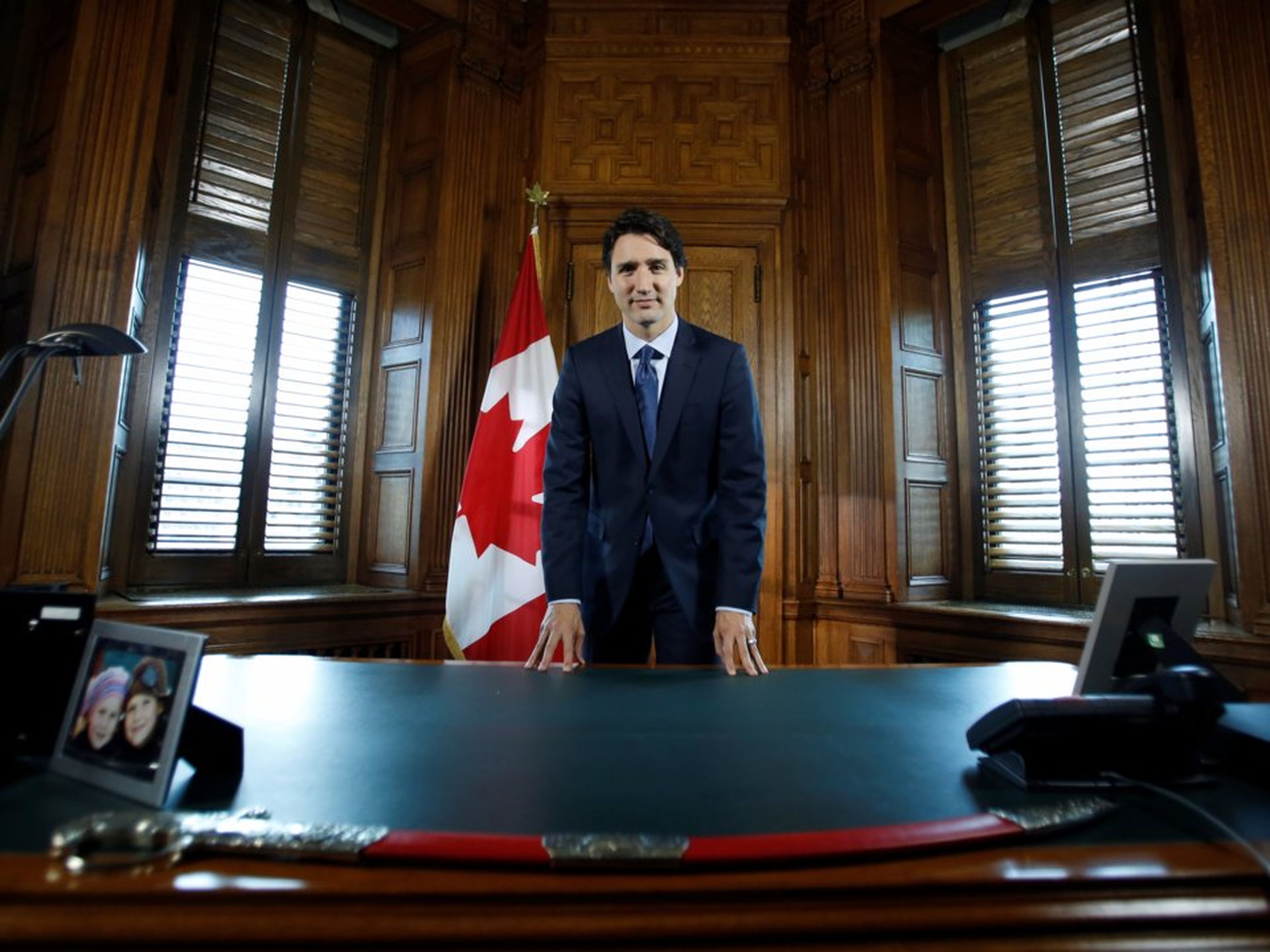 El primer ministro de Canadá, Justin Trudeau, posa en su escritorio tras una entrevista con Reuters en su oficina en Parliament Hill en Ottawa, Ontario, Canadá, el 19 de mayo de 2016.