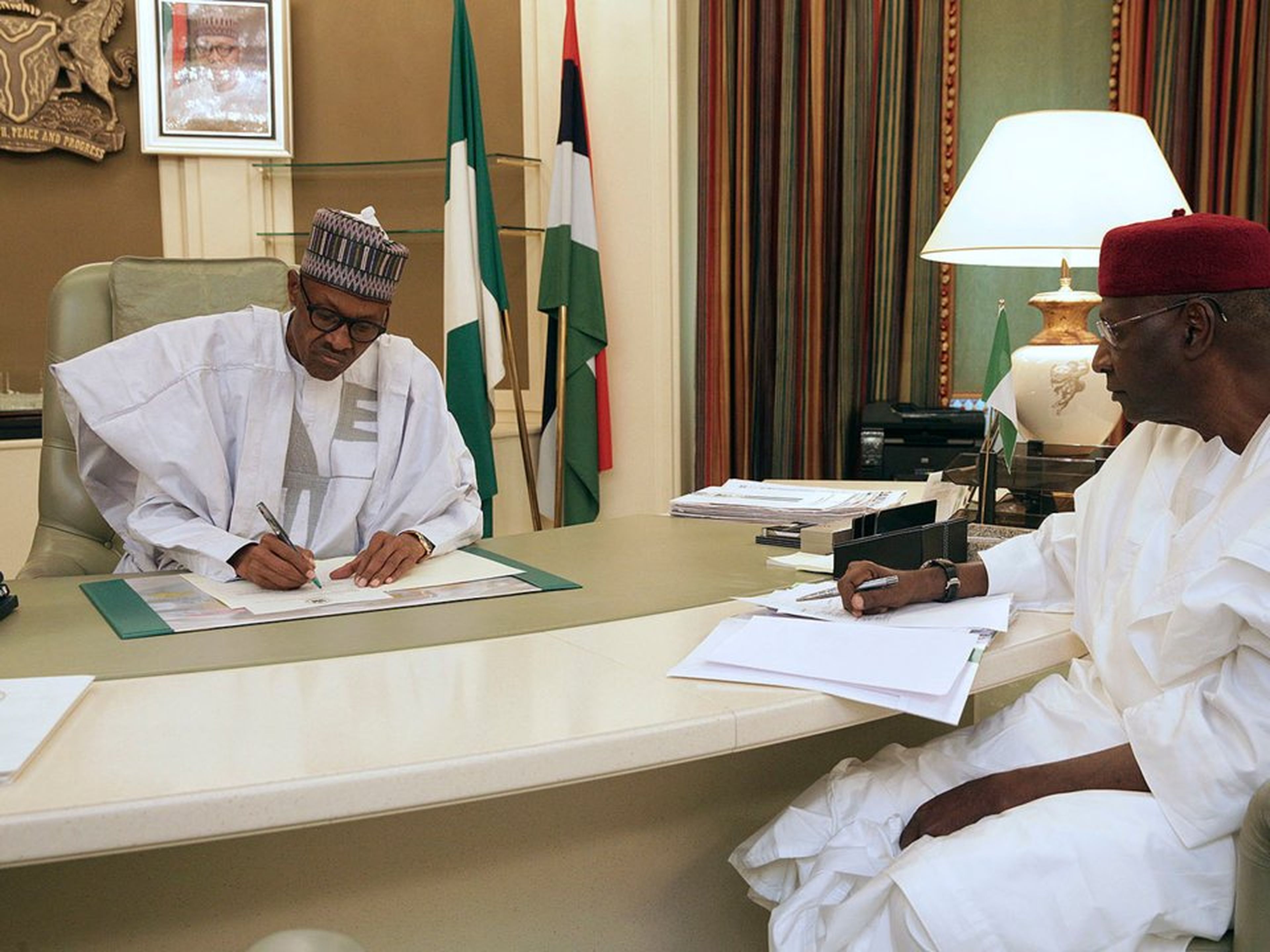 El presidente nigeriano Muhammadu Buhari en el despacho presidencial.