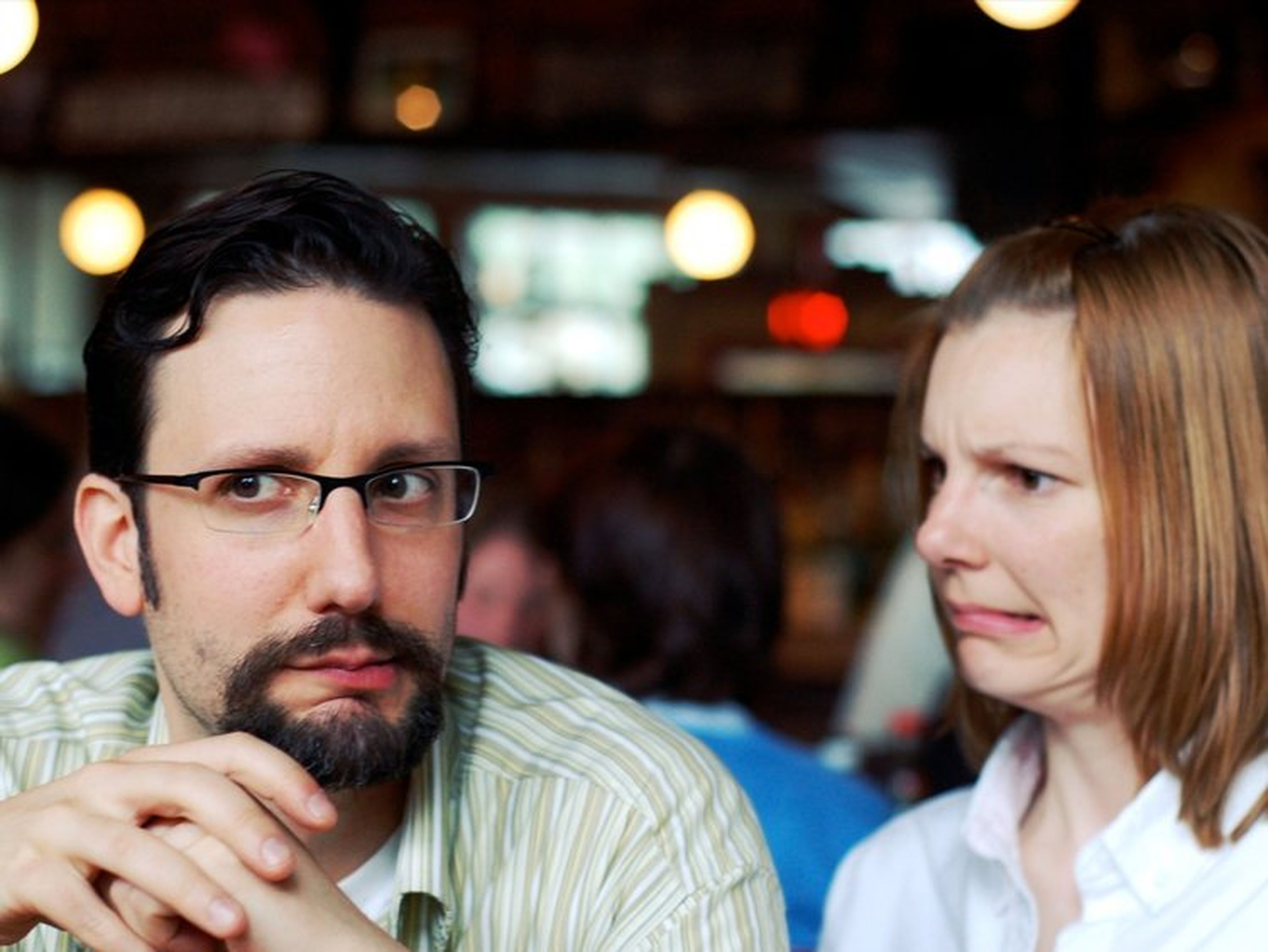 dos personas mirando de manera escéptica
