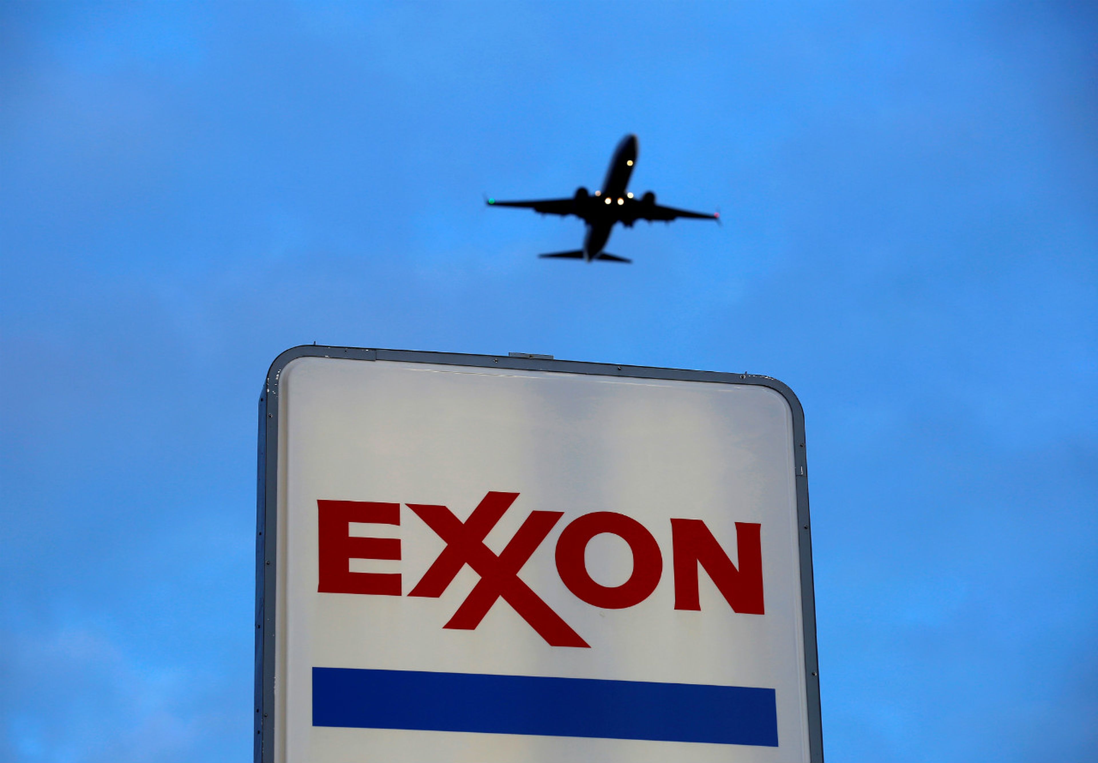 Un avión sobrevuela una gasolinera de Exxon en Chicago (EE.UU.)