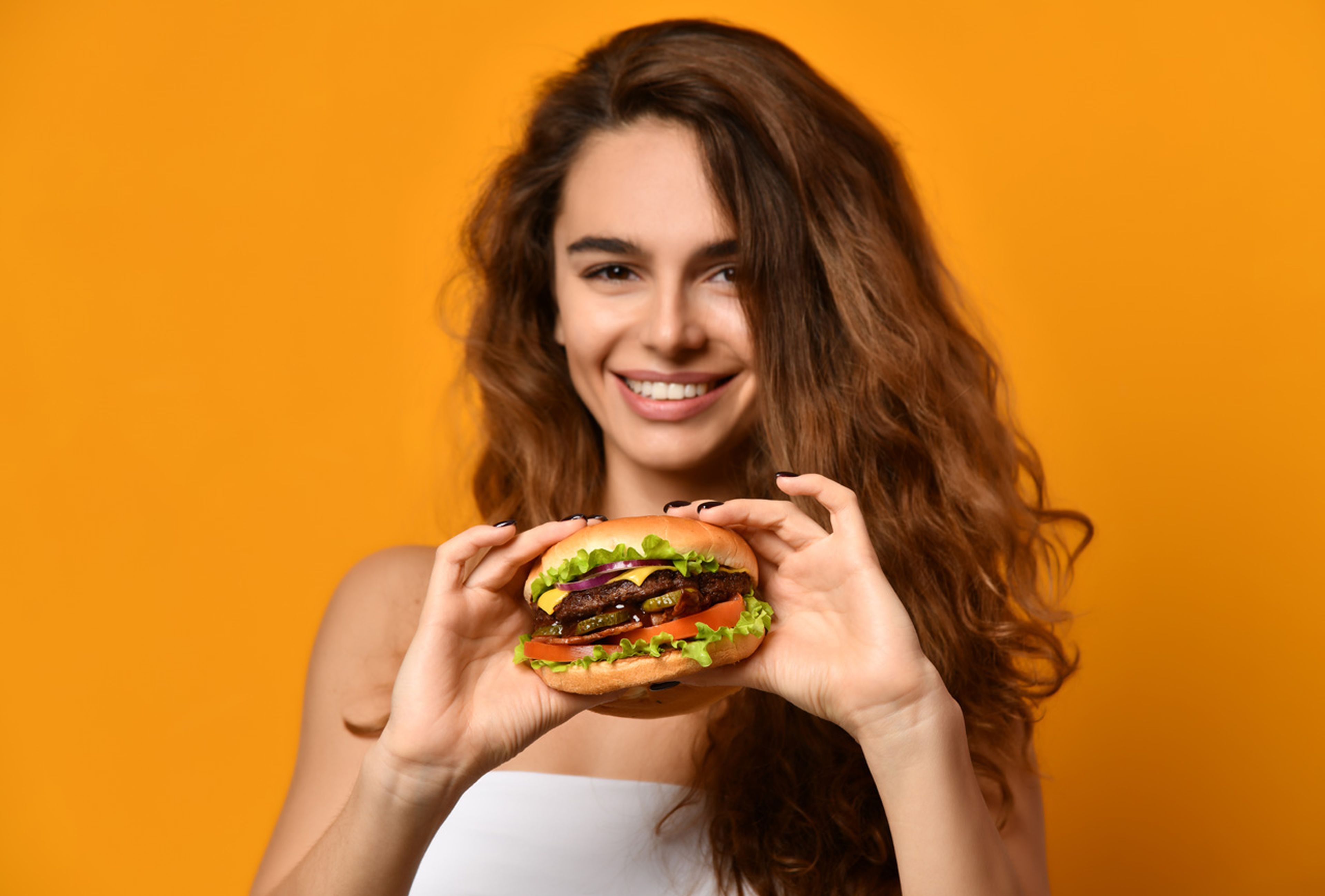Una mujer come una hamburguesa