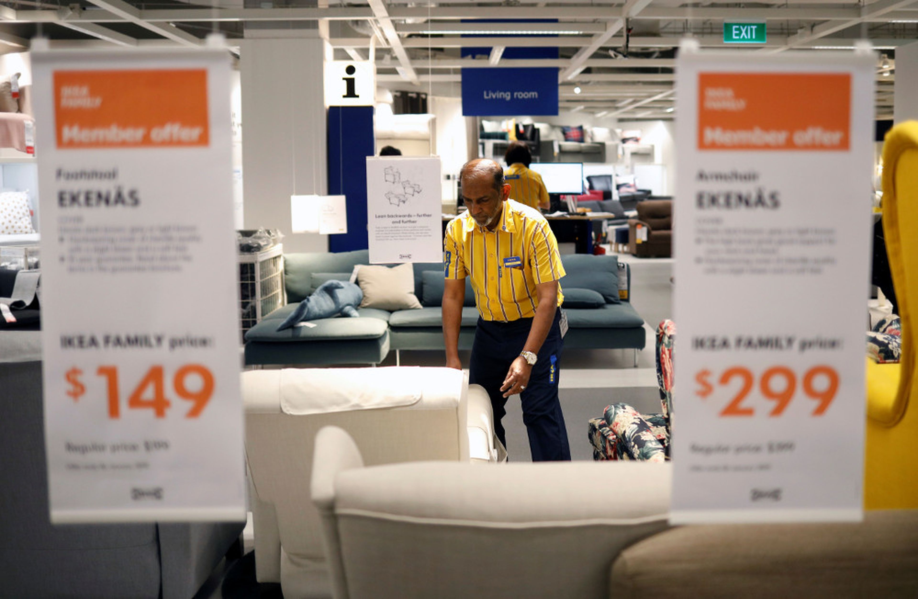 Un trabajador de Ikea en una de las tiendas que la cadena sueca tiene en Singapur.