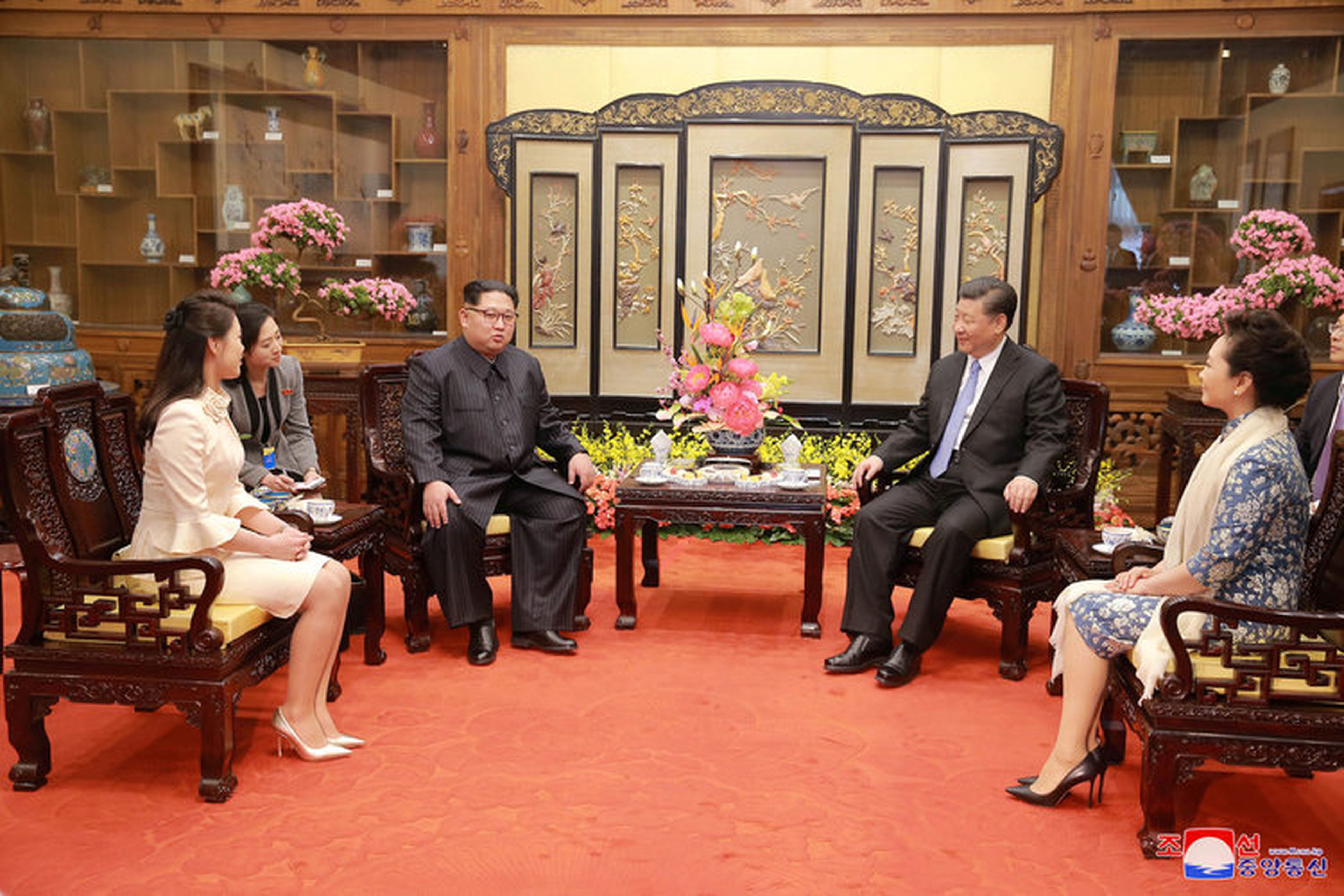Kim y Ri se reúnen con el presidente chino, Xi Jinping, y su mujer, Peng Liyuan en Pekín, China, vistos en esta fotografía sin fecha publicada por la KCNA el 28 de marzo de 2018.