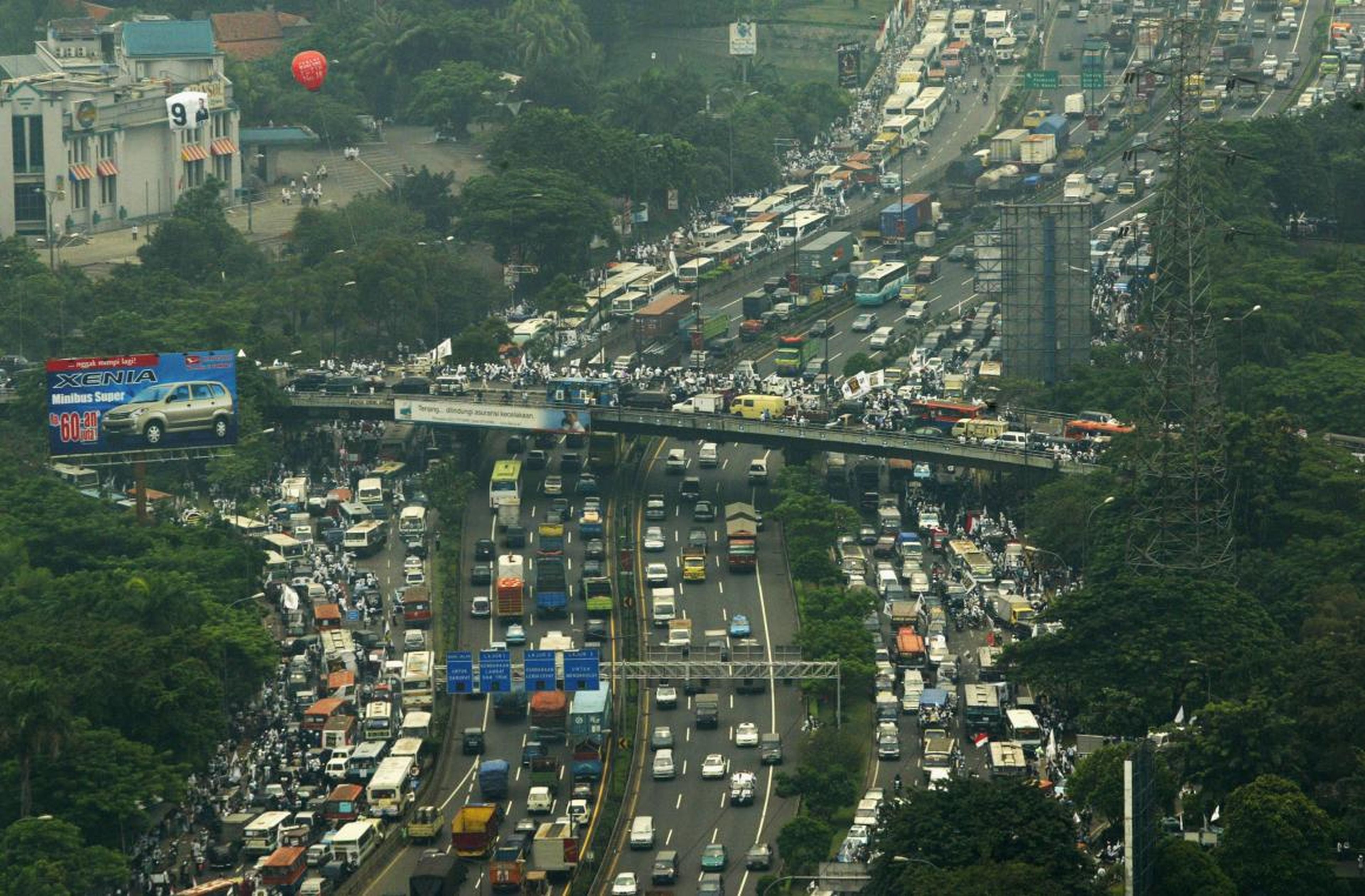 The main issue clogging Jakarta's streets and overburdening its roads is the 3.5 million daily commuters. In 2014, average vehicle speed was marked at 11 mph.