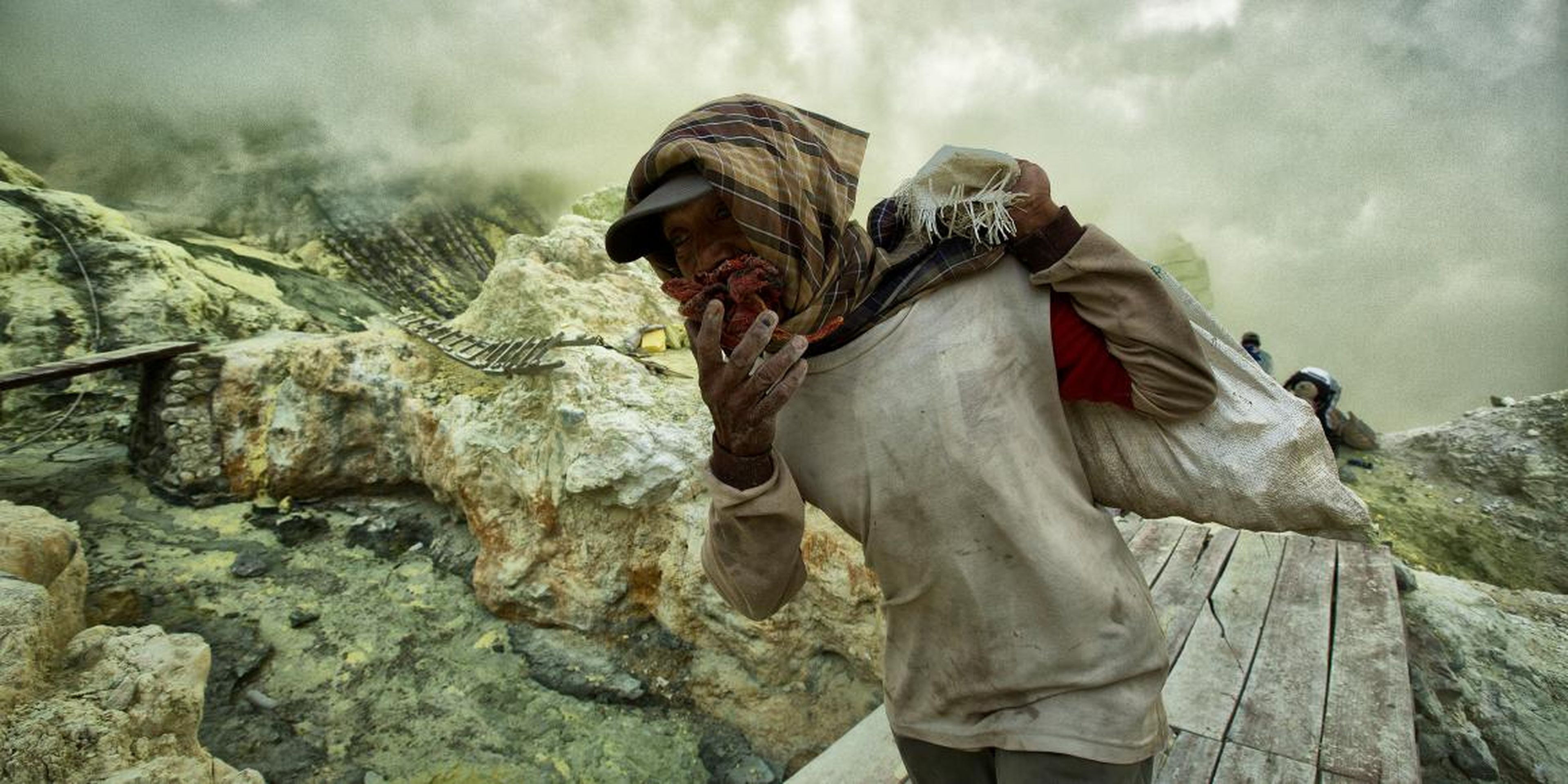 Un minero en las minas de plata de Bolivia, Cerro Rico, donde han muerto millones desde el año 1.500.