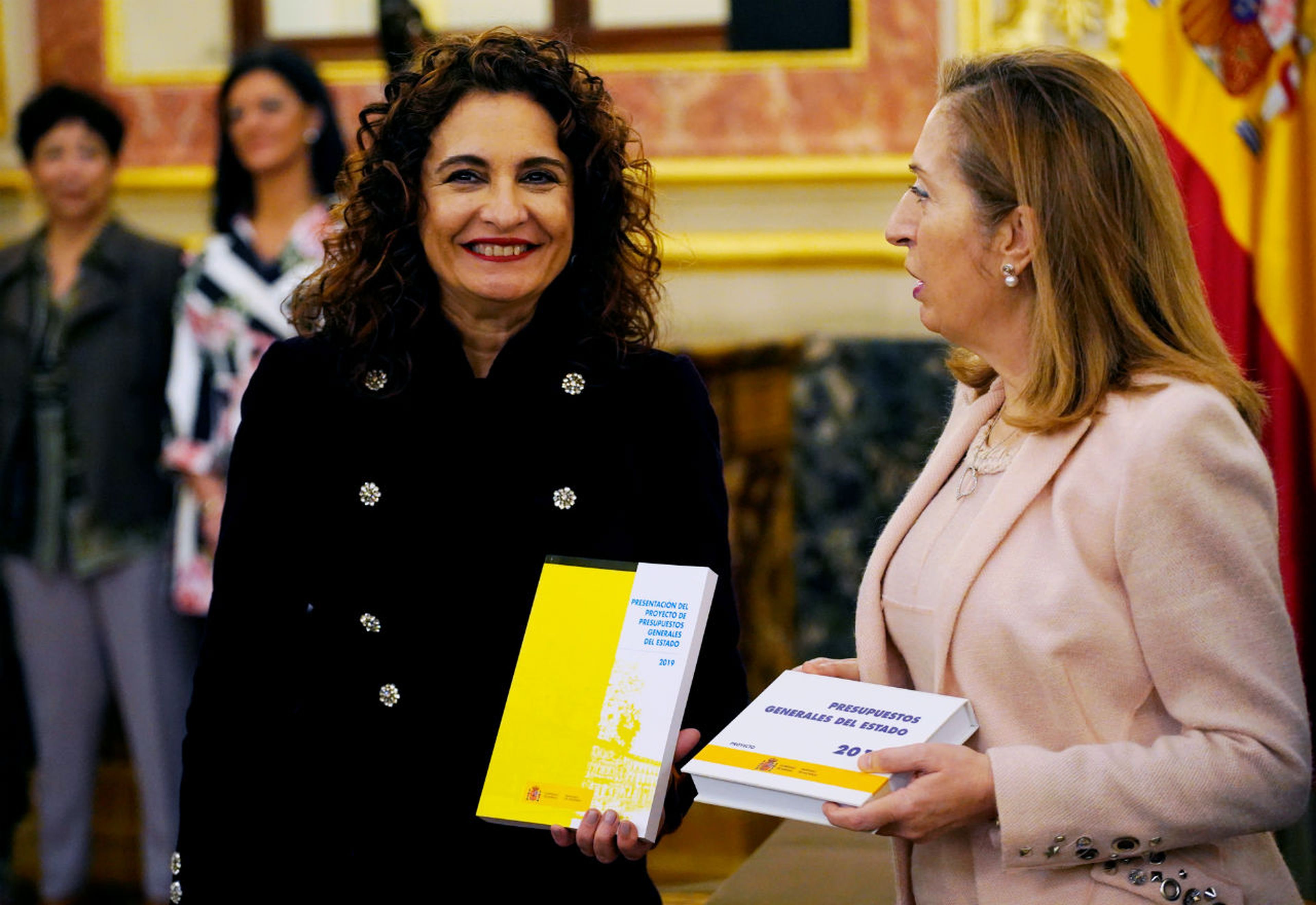 La ministra de Hacienda, María Jesús Montero, y la presidenta del Congreso, Ana Pastor