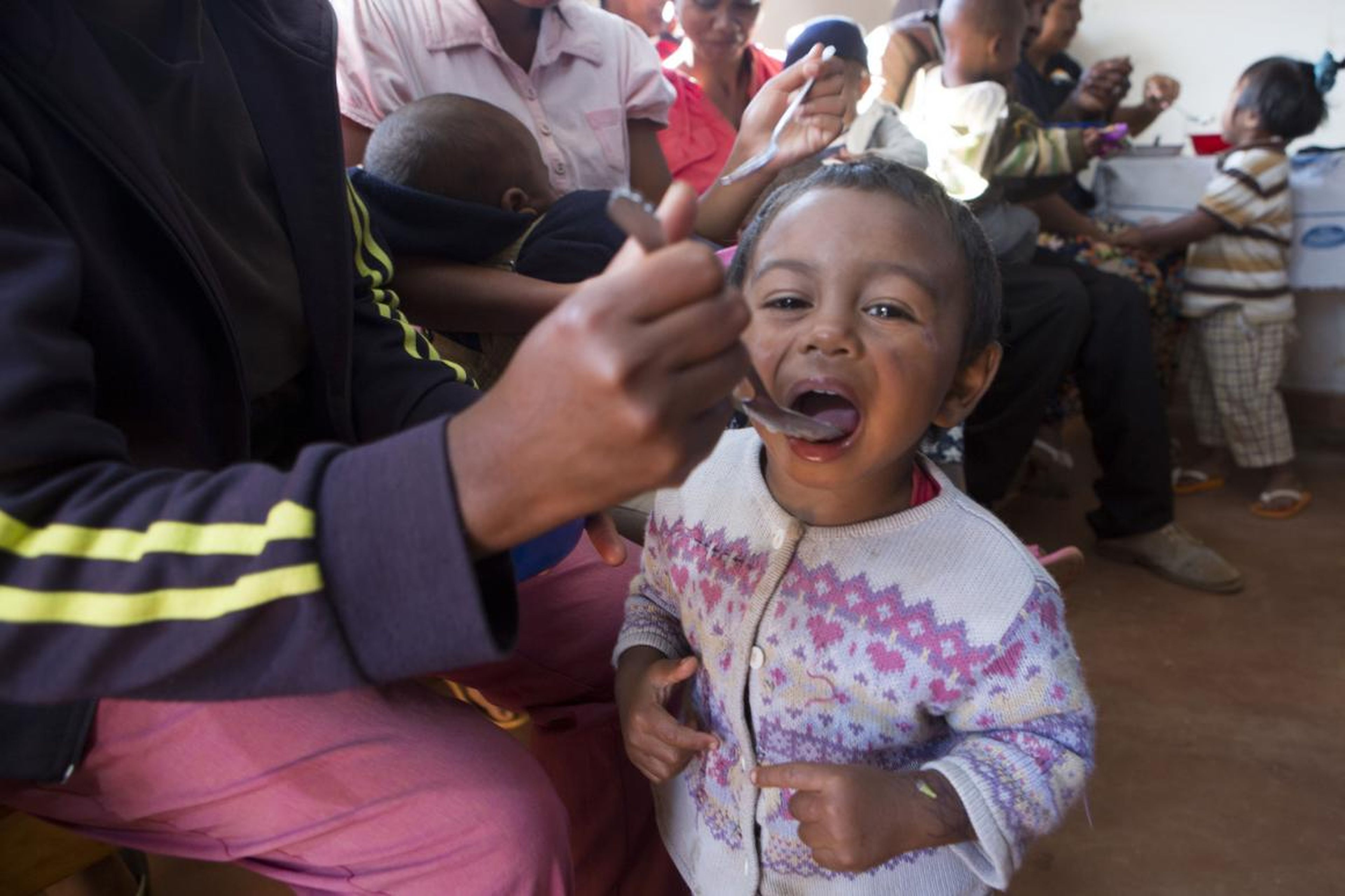 Los niños malnutridos reciben una papilla de arroz, médula, camarones secos, zanahorias, aceite y sal yodada durante una clase de nutrición en 2017 en Madagascar.