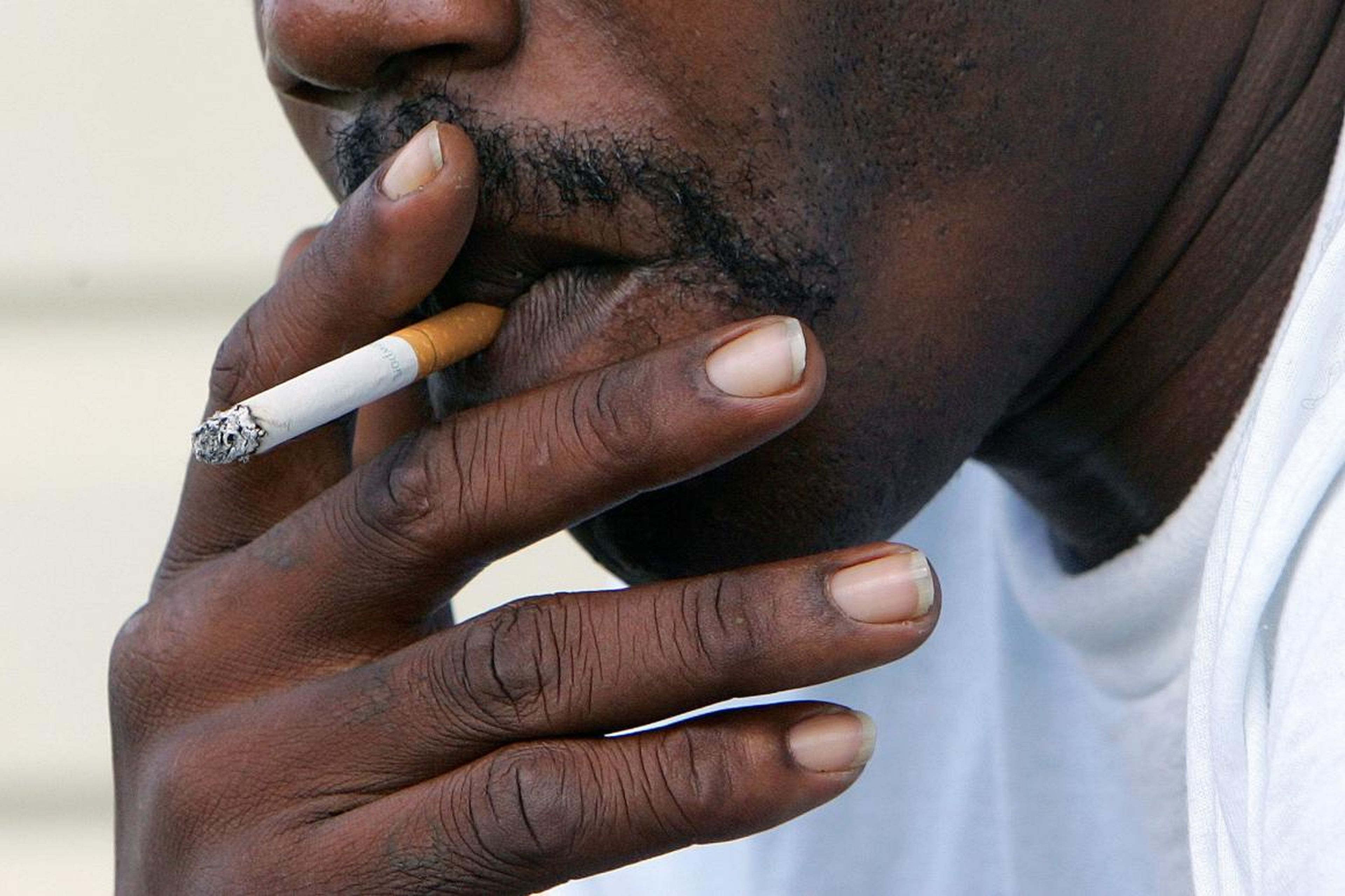 Un hombre fumando un cigarro en Euharlee, Georgia.