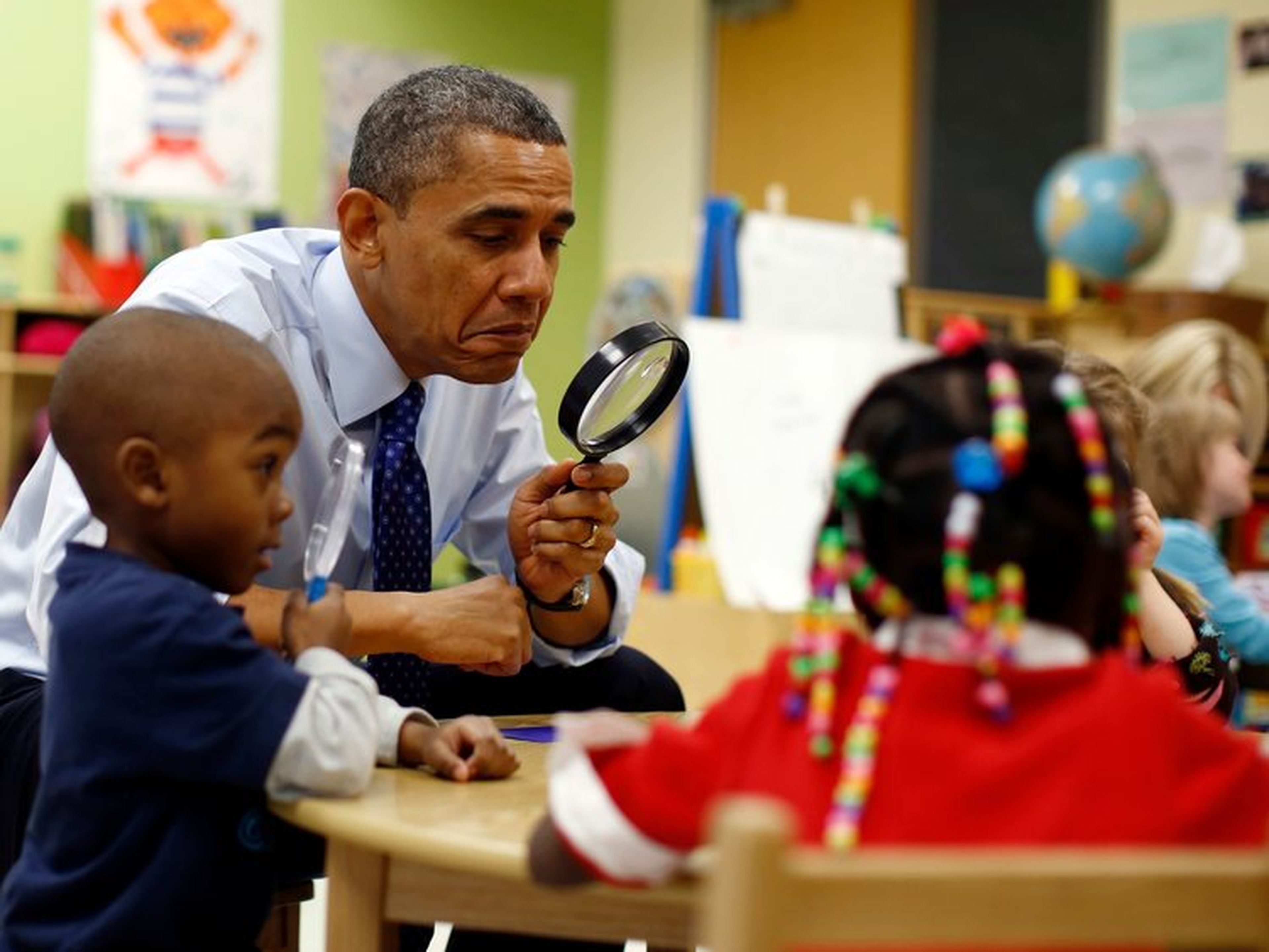 obama pasa tiempo con alumnos en un colegio