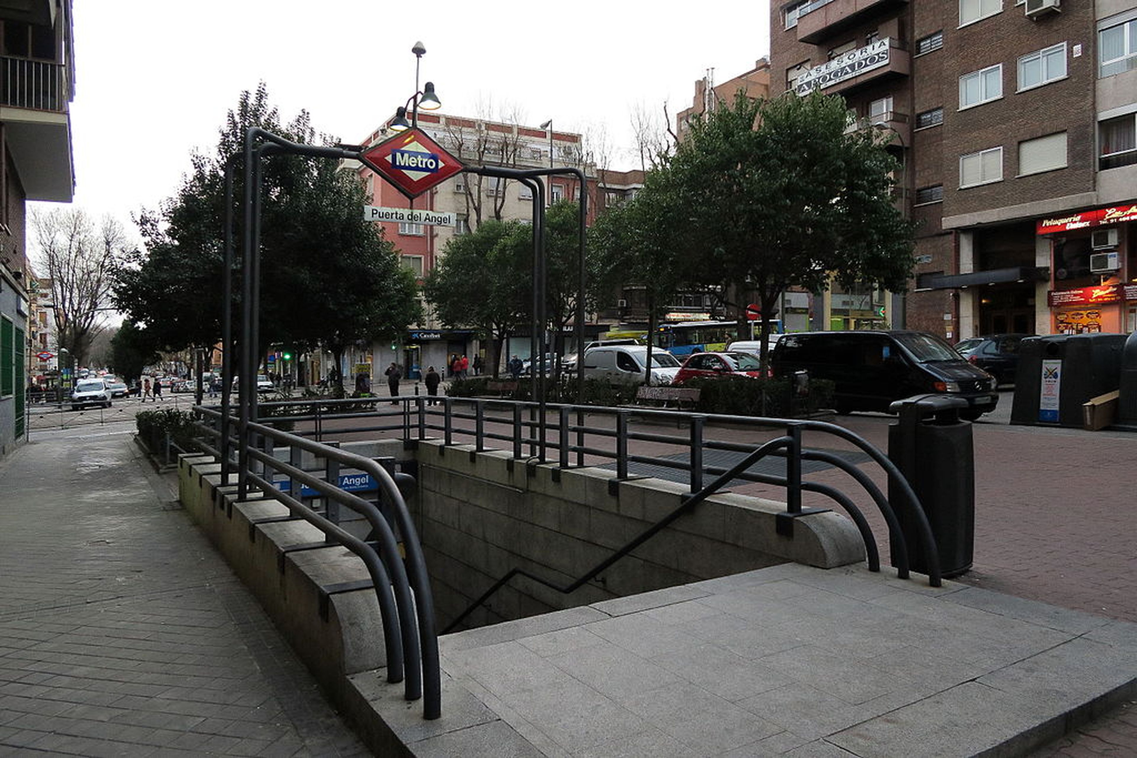 Boca de metro de Puerta del Ángel, en el distrito de Latina (Madrid)