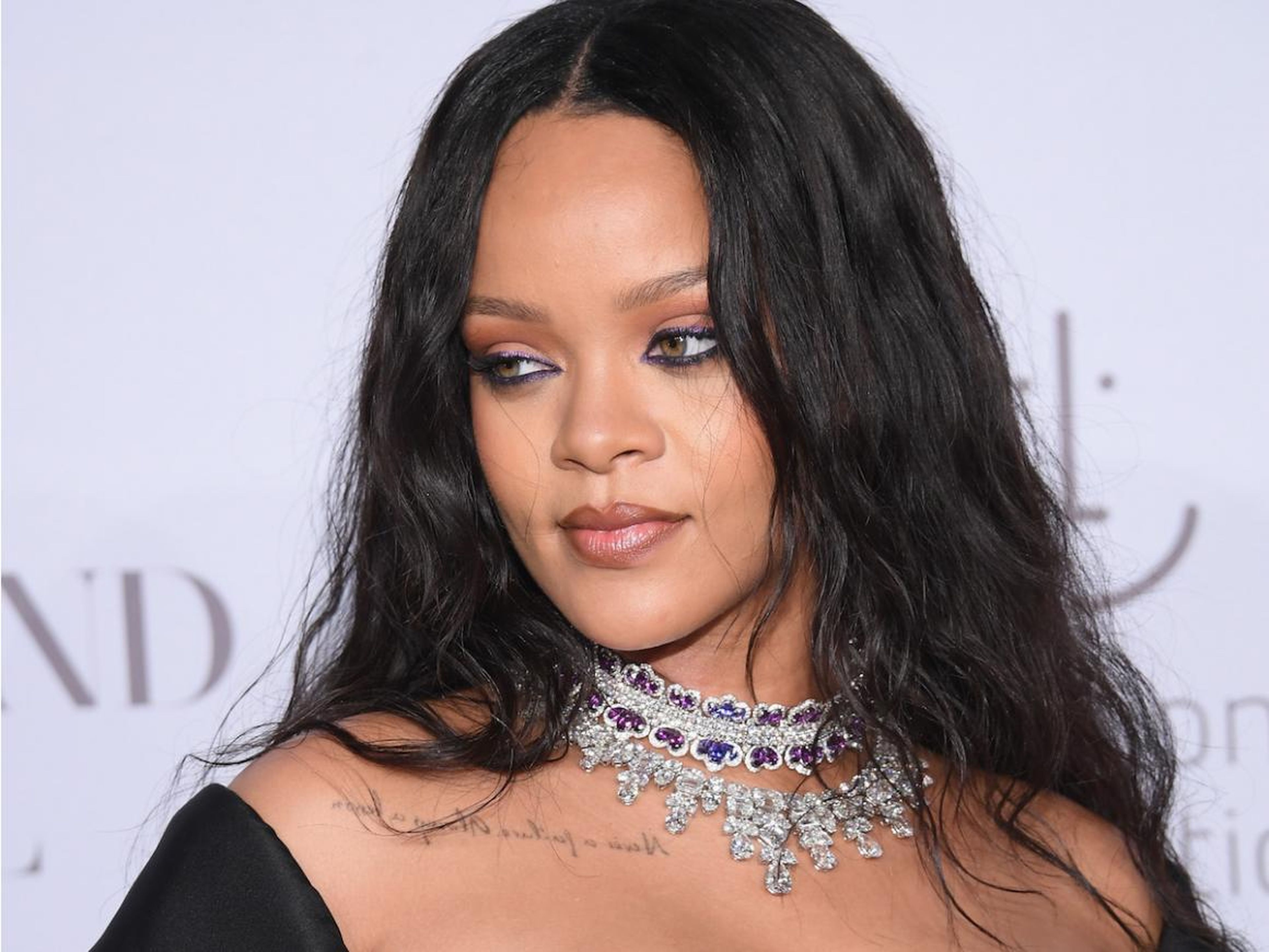 Rihanna asistiendo al 3er Baile Anual a beneficio de la Fundación Clara Lionel.
