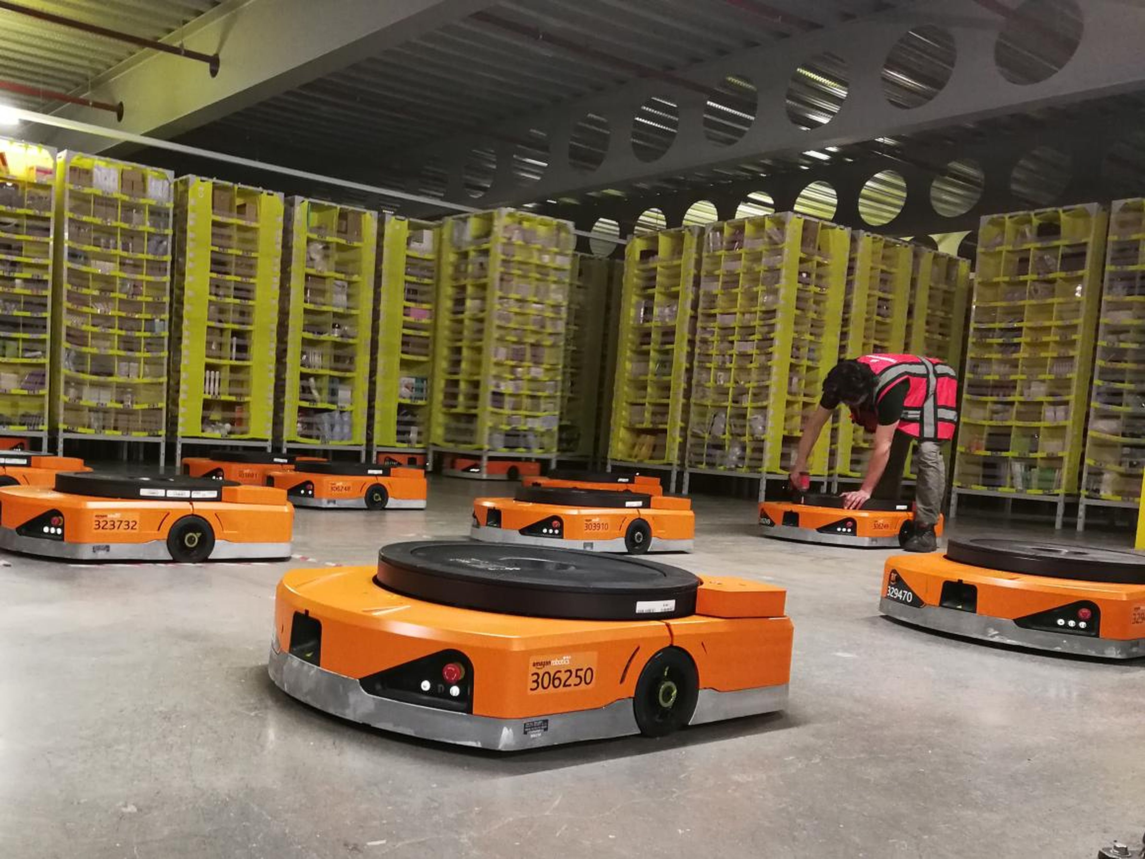 Robots en un centro logístico de Amazon en Reino Unido.