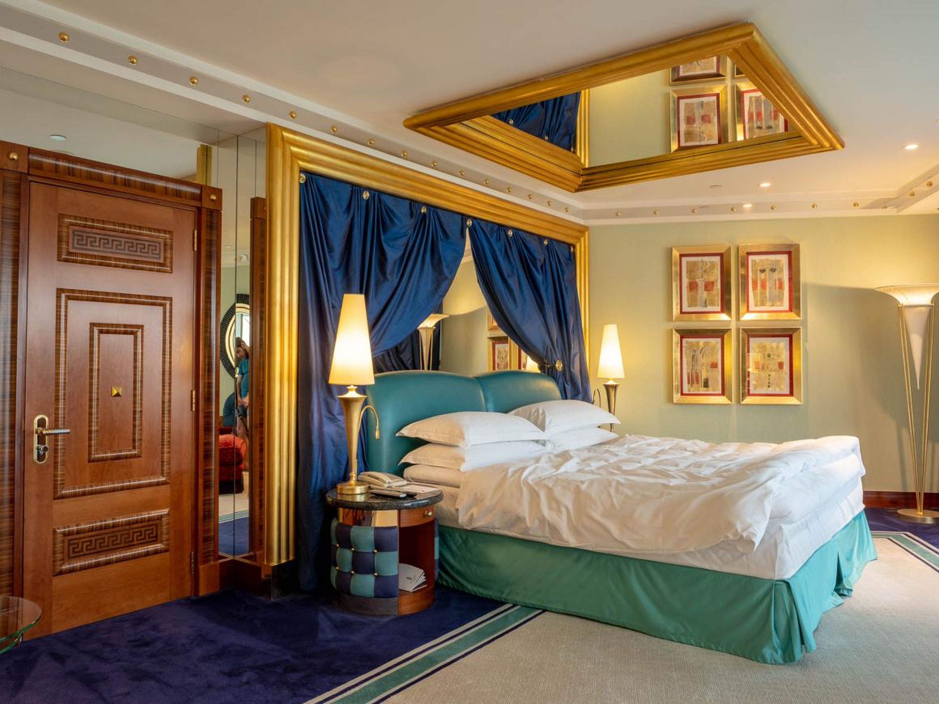 Una habitación en el Burj Al Arab, el "primer hotel de siete estrellas" del mundo.