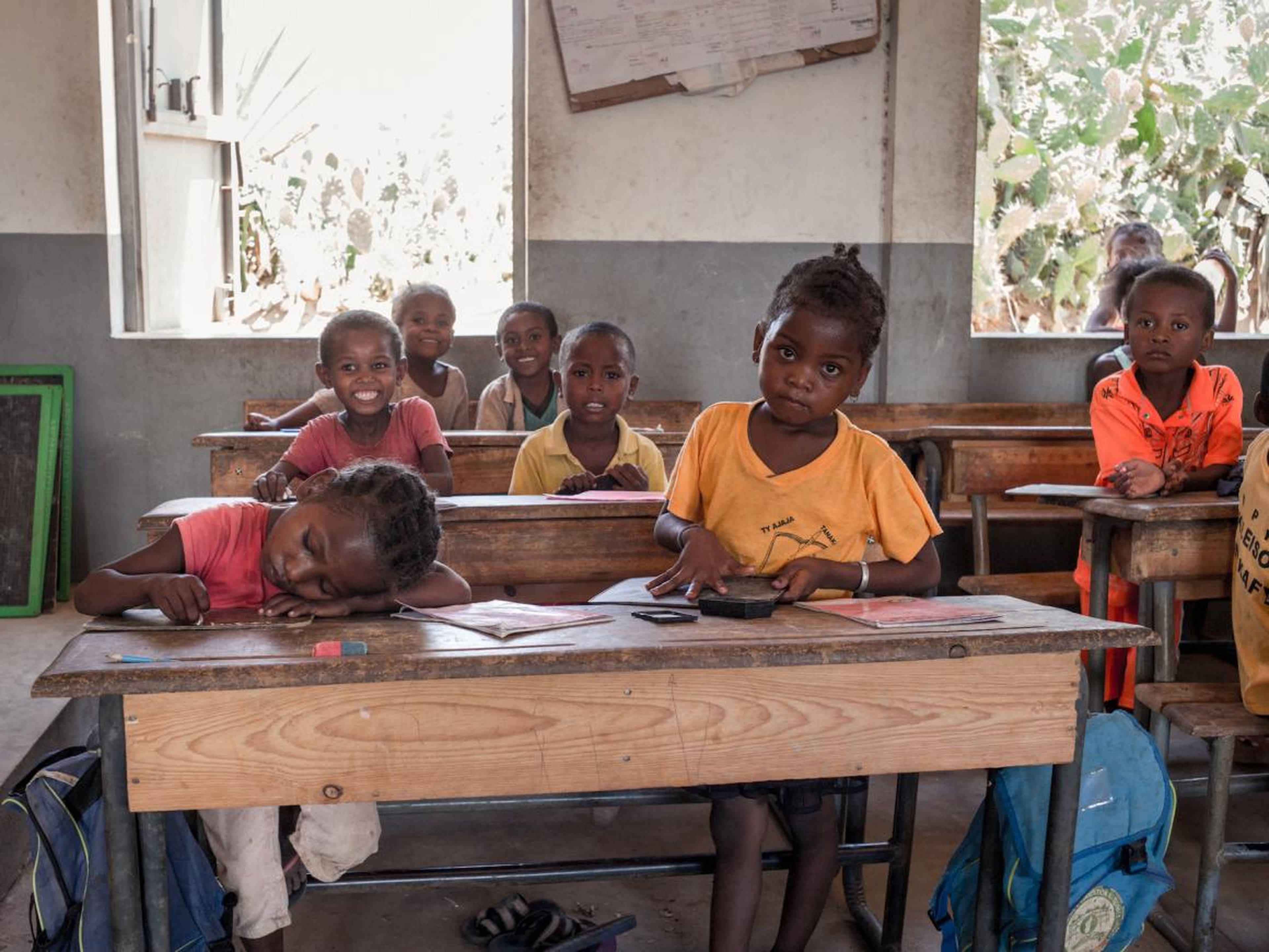 Escolares en Madagascar asisten a una clase después del almuerzo, ofrecido por el Programa de Prevención de la Desnutrición del Programa Mundial de Alimentos, en diciembre.