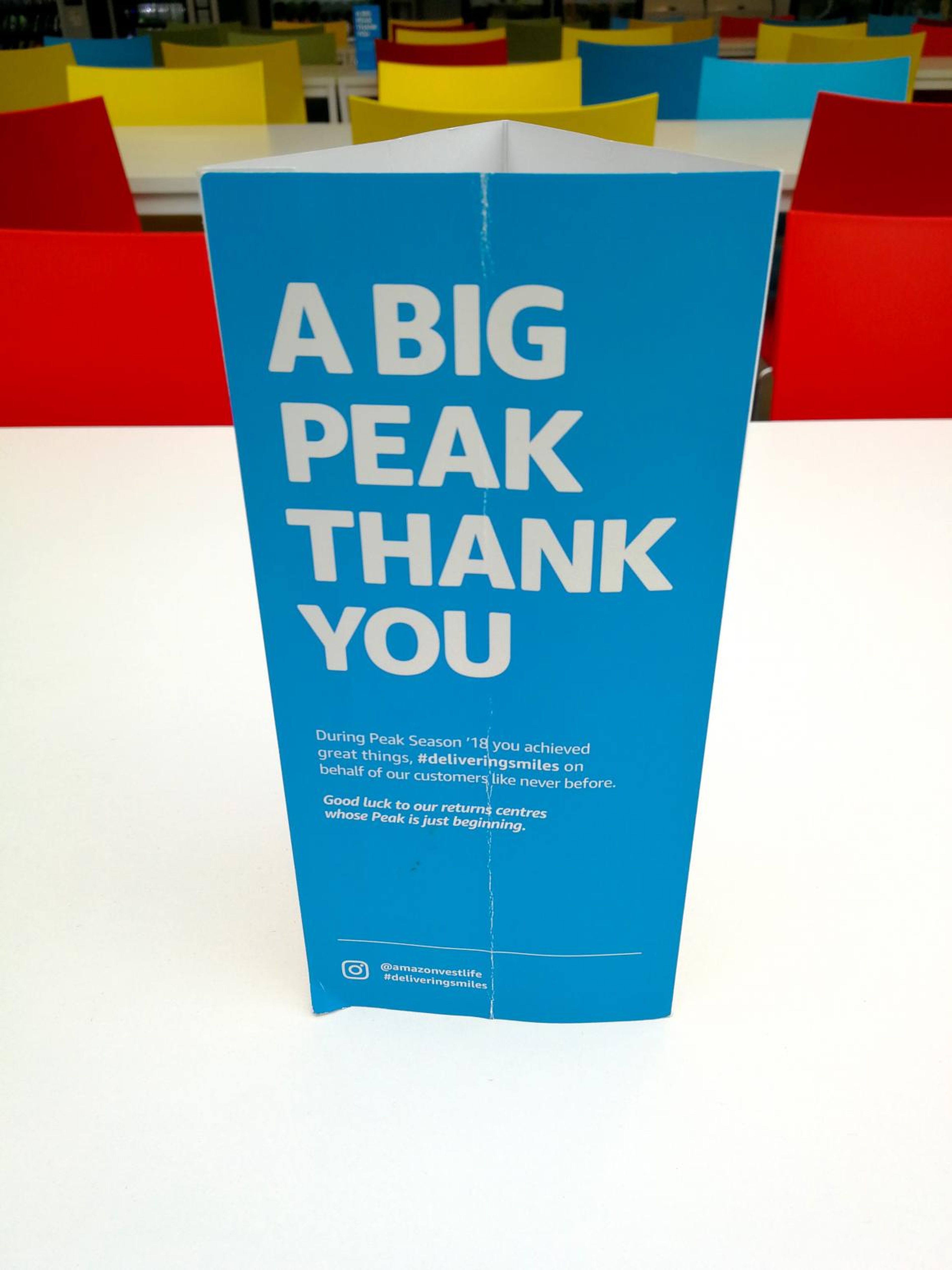 Cartel con el letrero "a big peak thank you" (similar a "un enorme gracias"), en los almacenes de Amazon en Reino Unido, fotografiados en la visita de este periodista de BI.