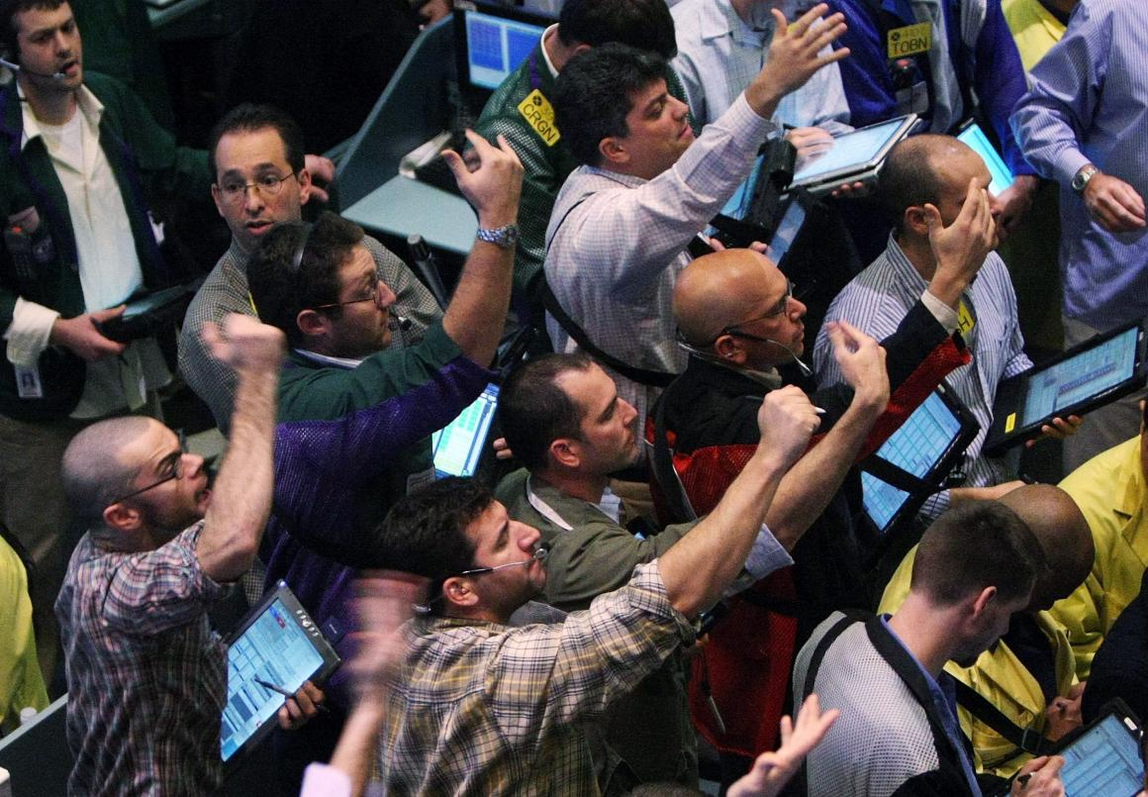 Traders work in the crude oil options pit of the New York Mercantile Exchange November 1, 2007 in New York City. Oil prices approached record highs again today after a surprise drop in stockpiles of U.S. crude ahead of winter demand.