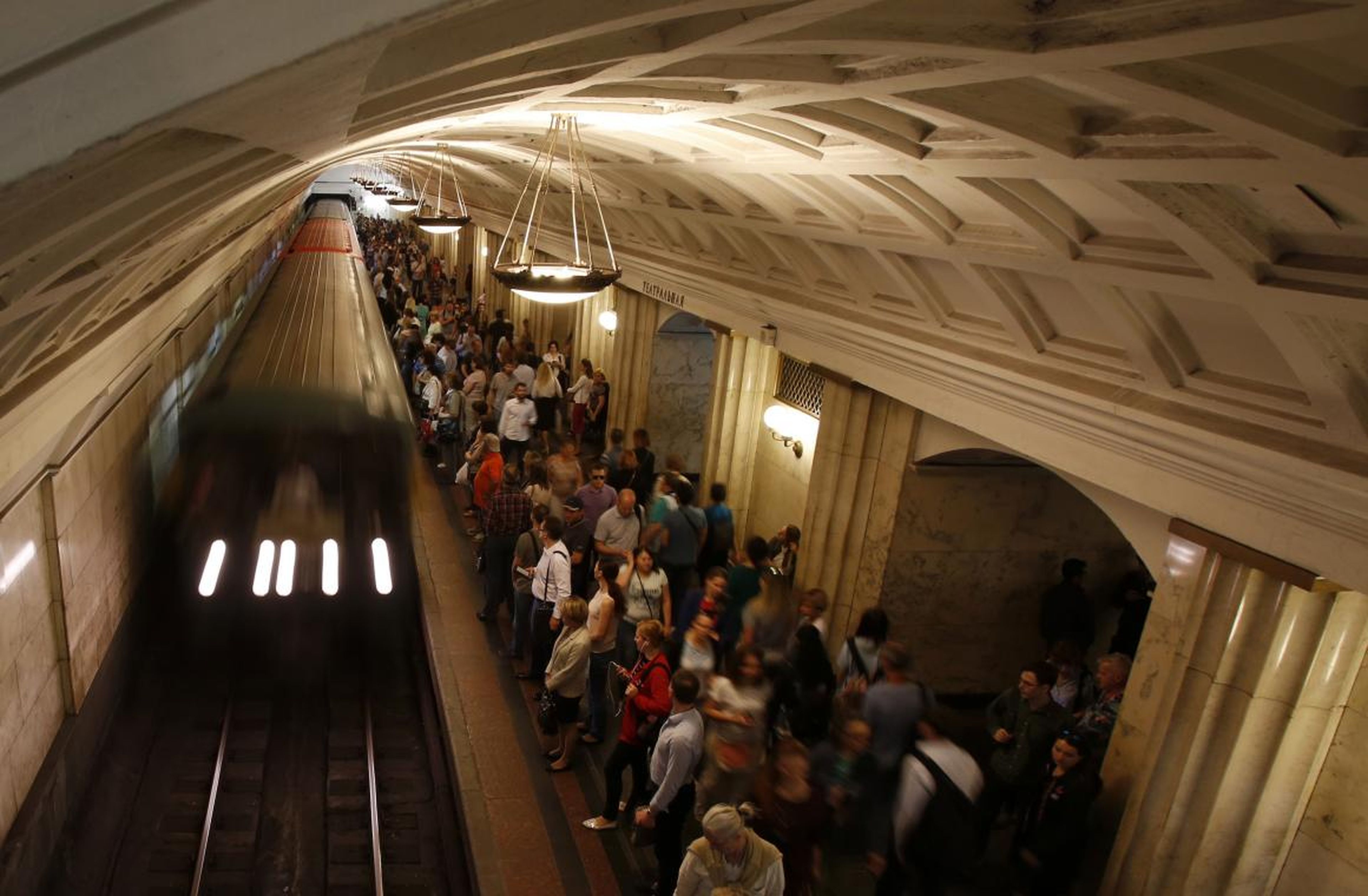 Los pasajeros esperan el metro, tras su jornada laboral, en la estación Teatralnaya.