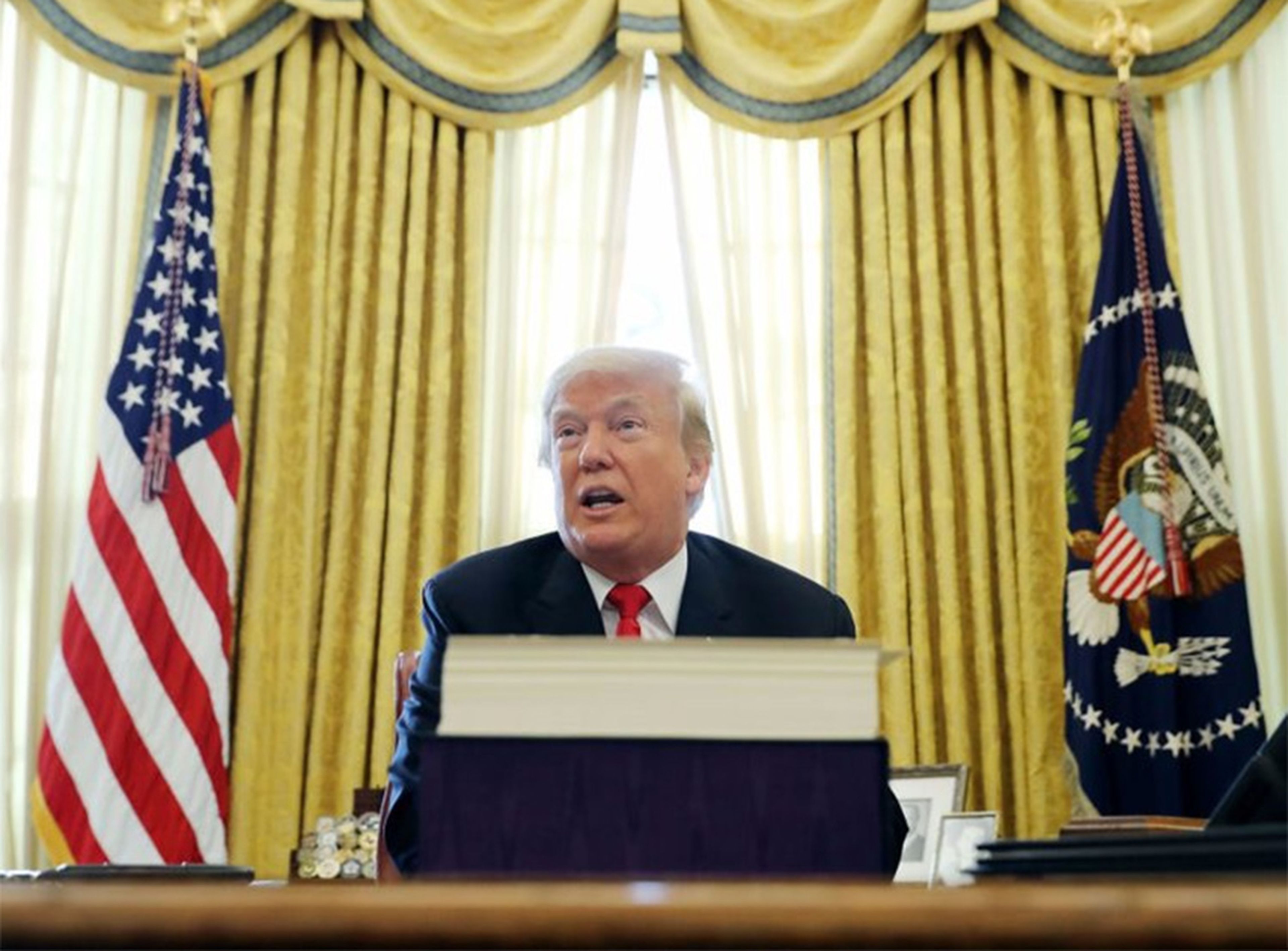 Donald Trump en el escritorio de la Casa Blanca