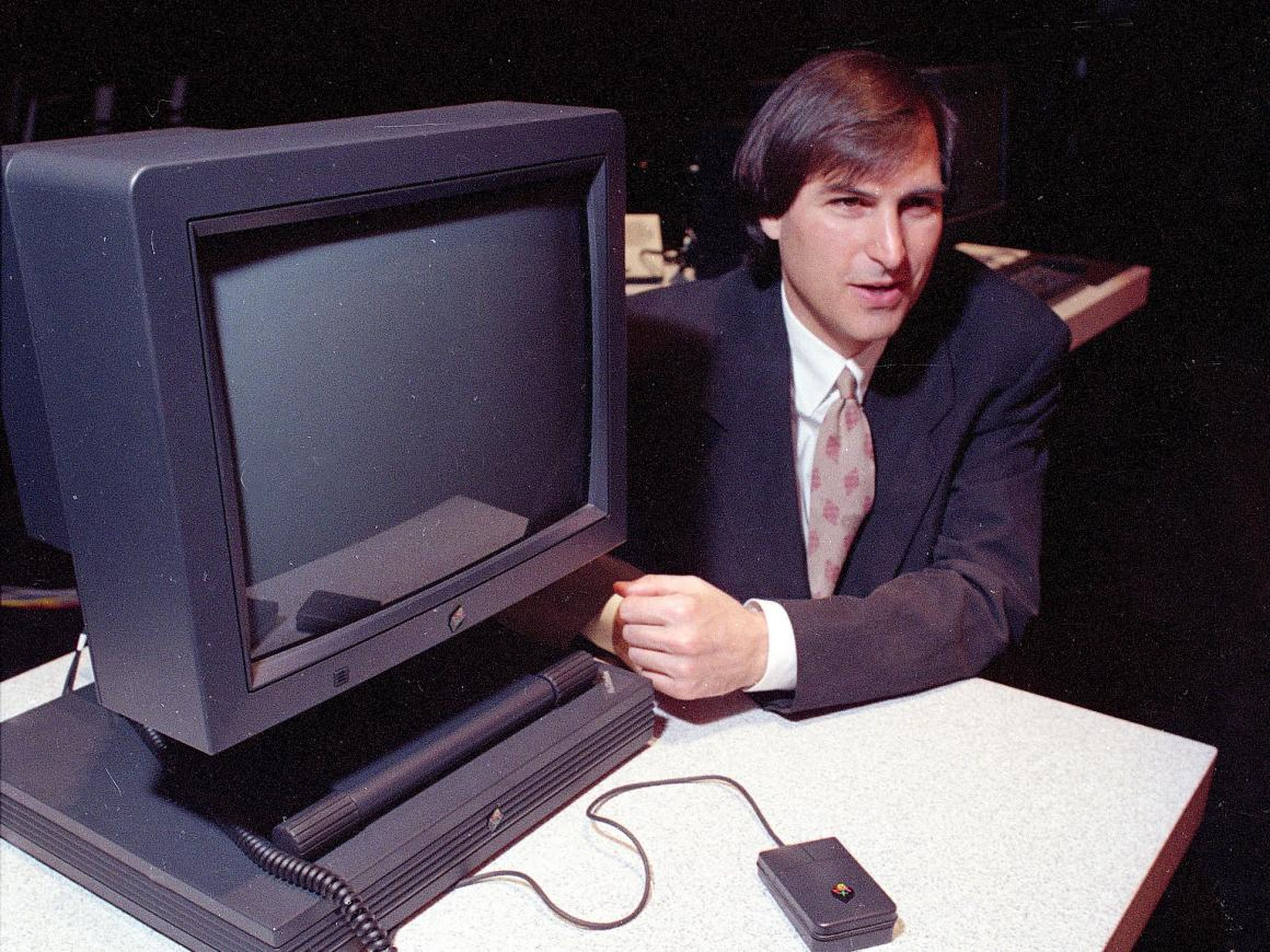 El cofundador de Apple, Steve Jobs, con un primer modelo del Macintosh.