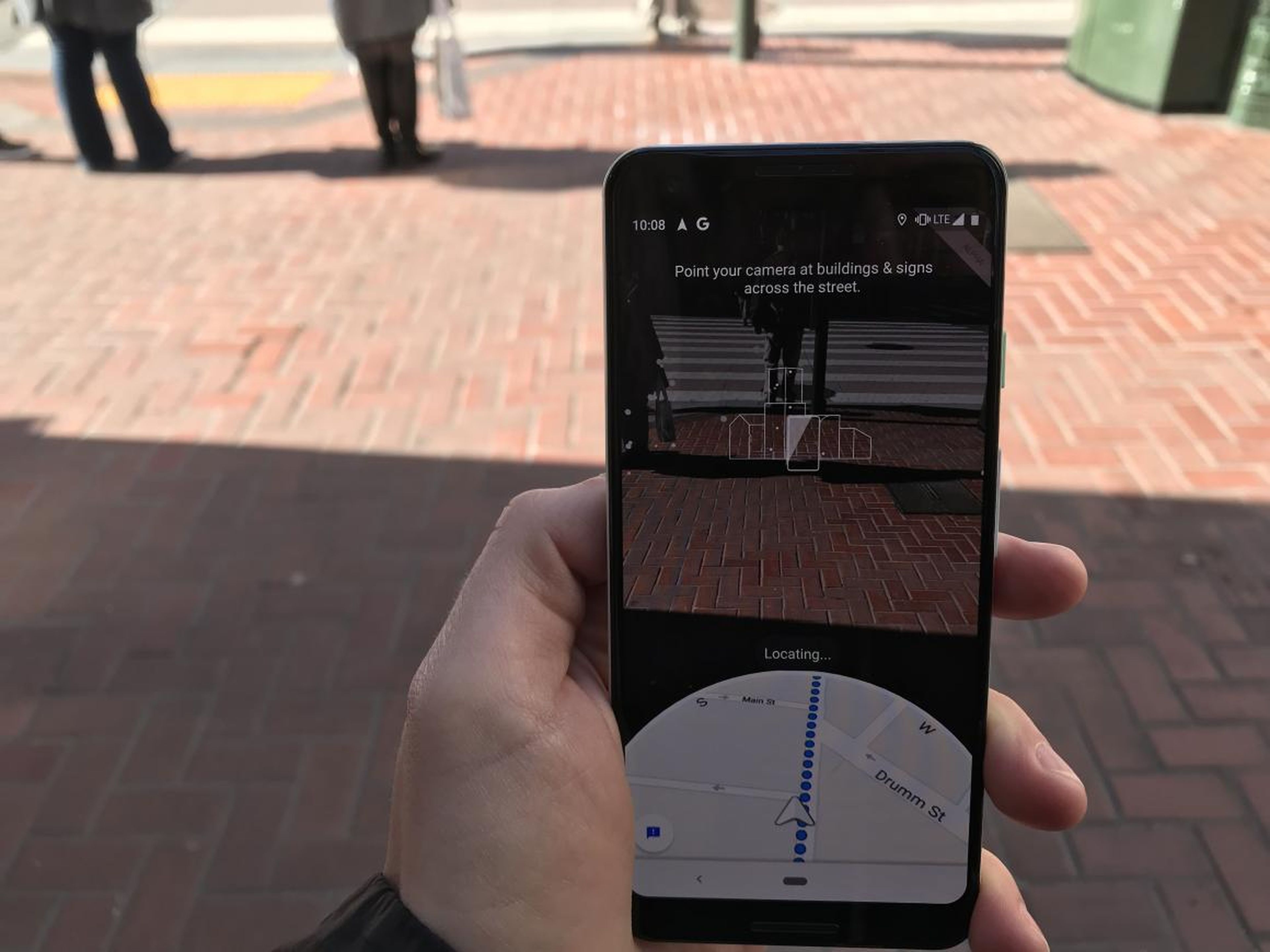 When you need to decide where to turn next, you can tilt the phone upwards. Google Maps then tries to understand your location based on the imagery around you.
