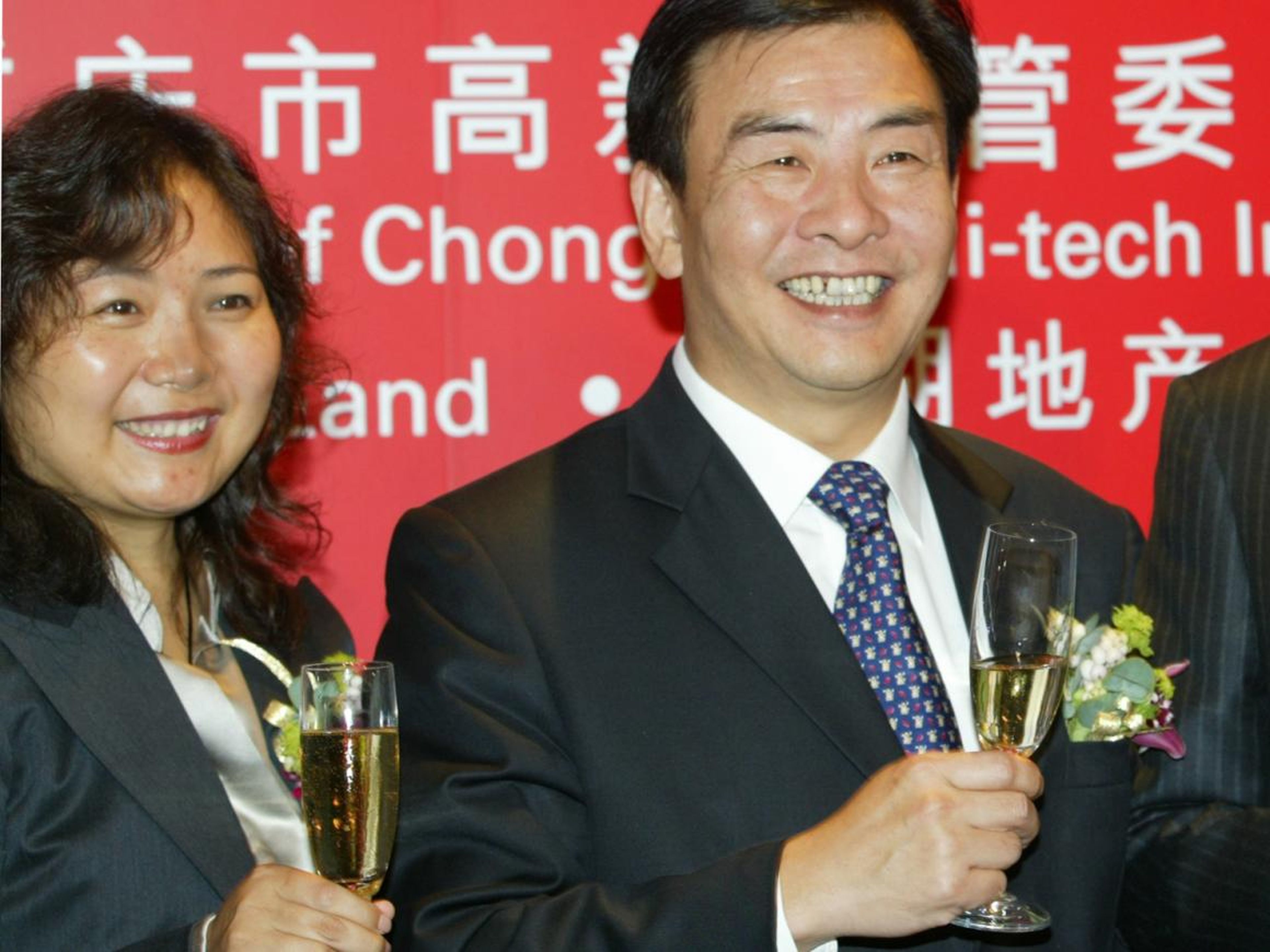 Wu with the mayor of Chongqing, Wang Hongju, in October 2004.
