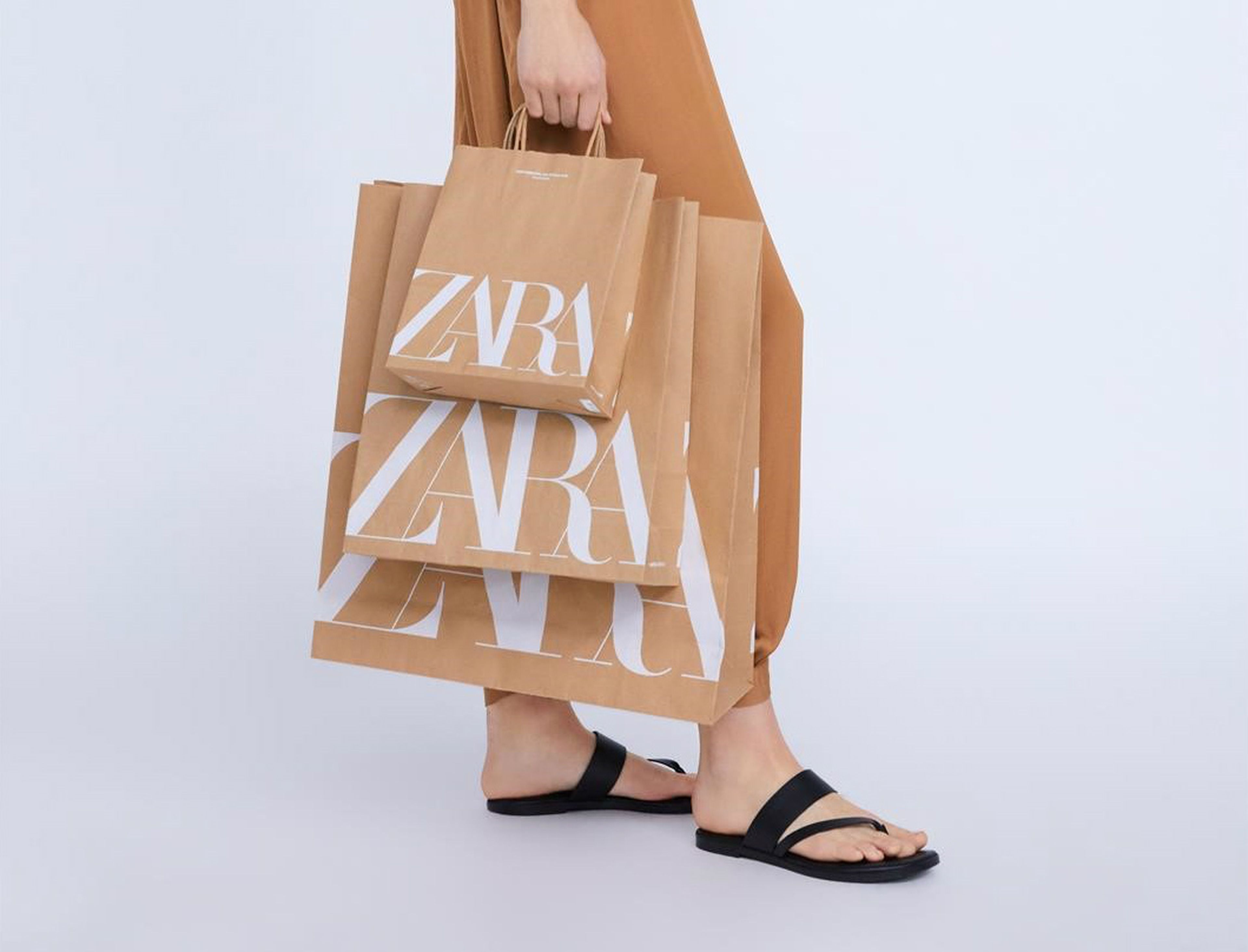 Nueva bolsa de Zara de papel con el nuevo logo.