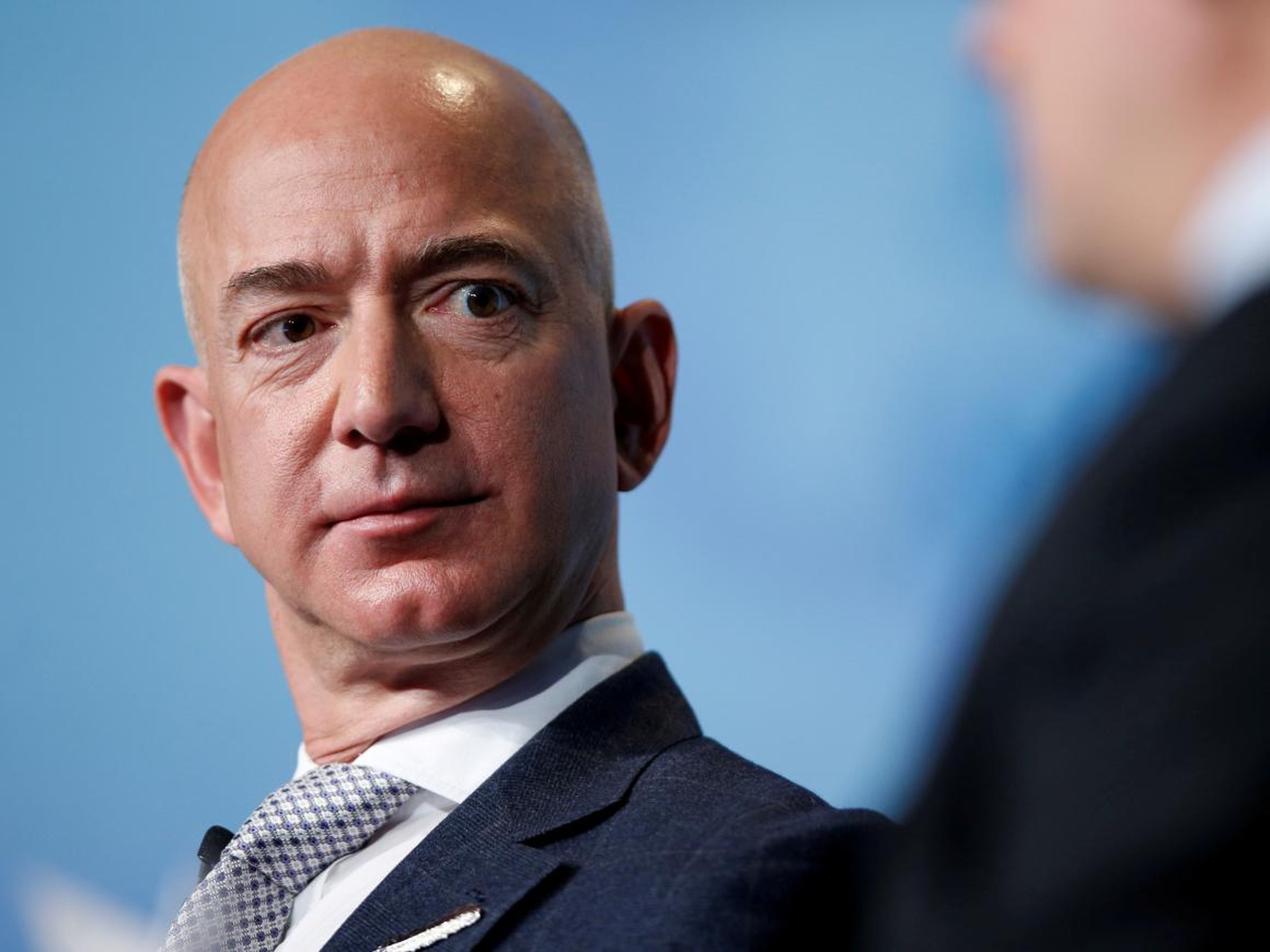 El CEO de Amazon, Jeff Bezos, habla durante un discurso a los asistentes a la conferencia SATELLITE 2017 de Access Intelligence en Washington, EE.UU.